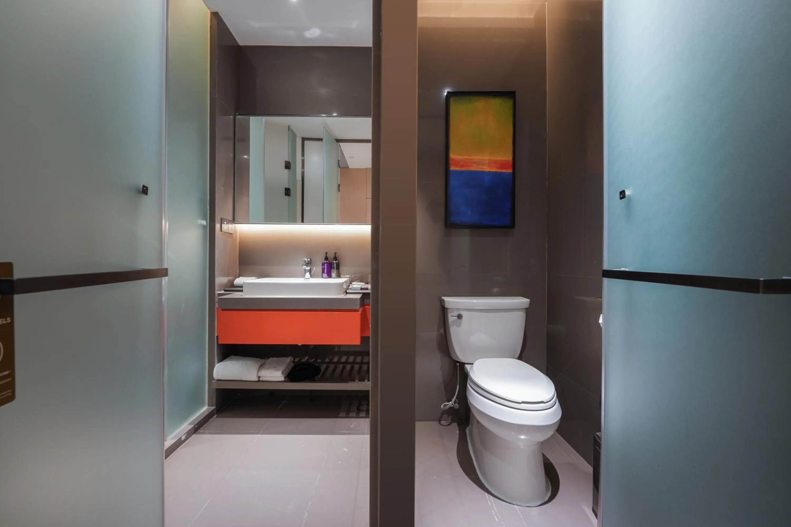 Toilet, Bed in Mercure Nanjing Olympic EXPO