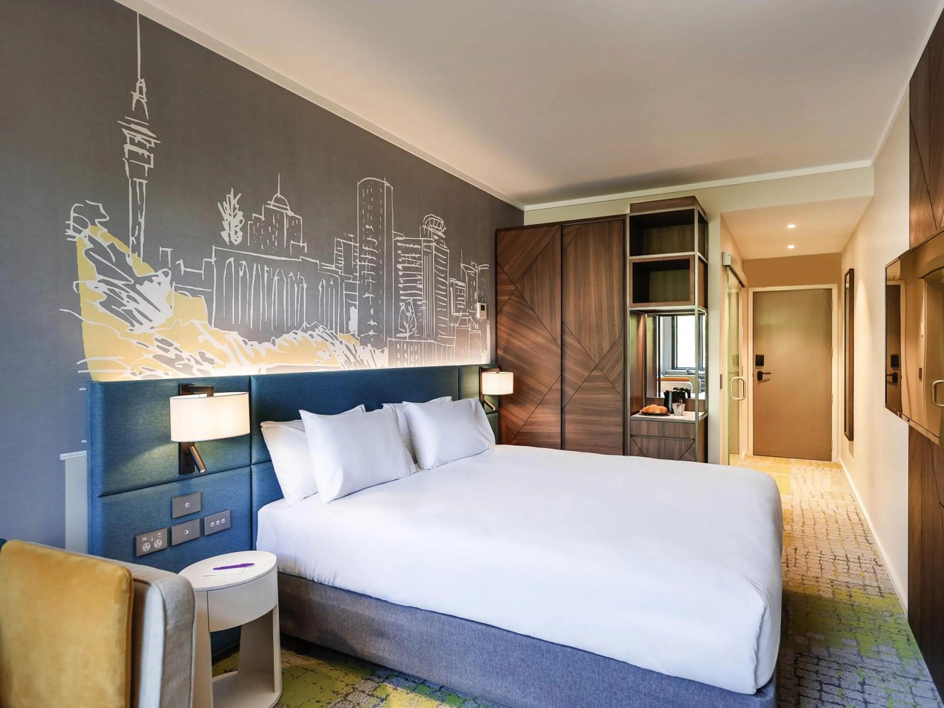 Bedroom, Bed in Mercure Auckland Queen Street