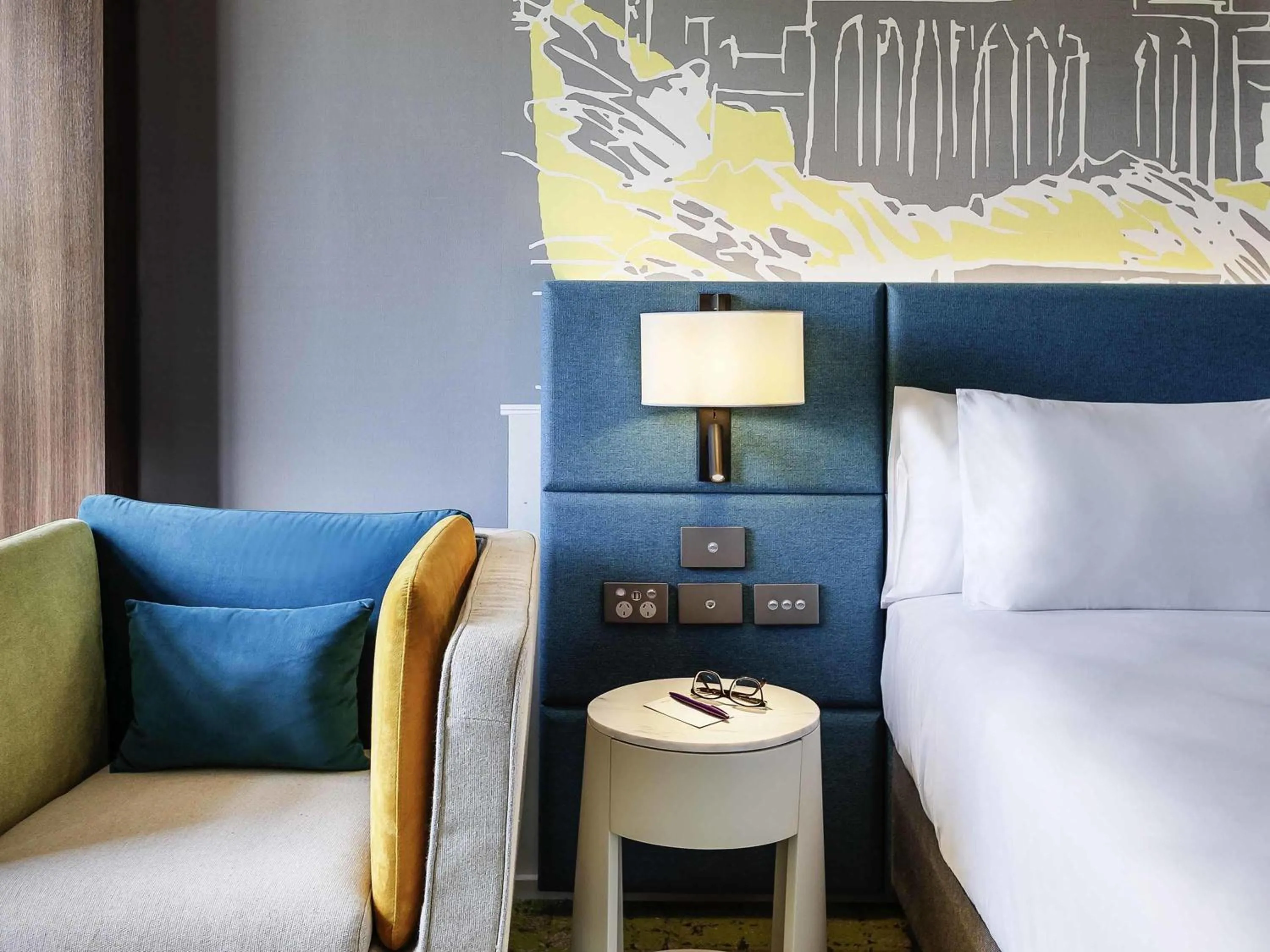 Bedroom, Bed in Mercure Auckland Queen Street