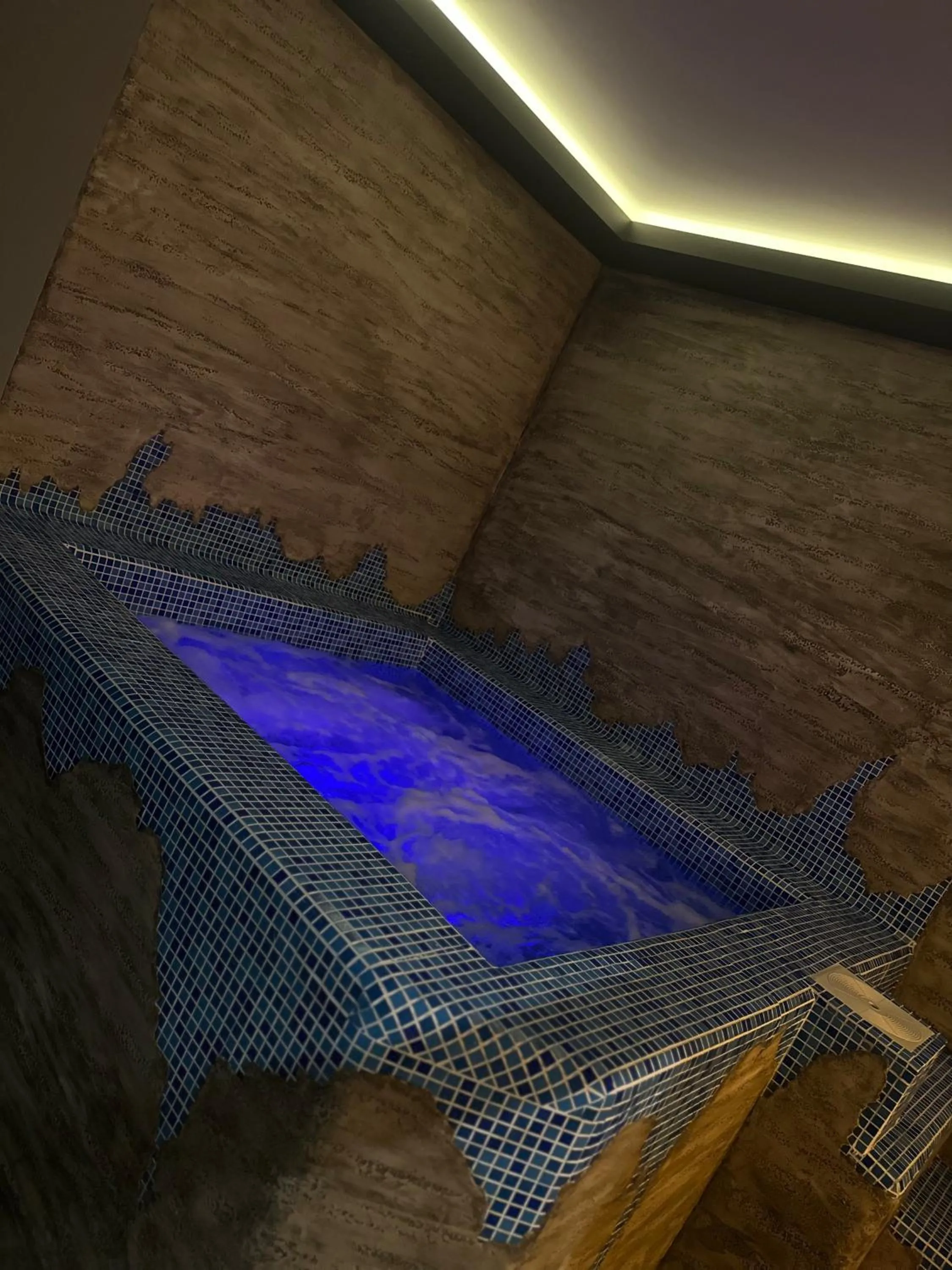 Hot Tub in Fenix Apartments