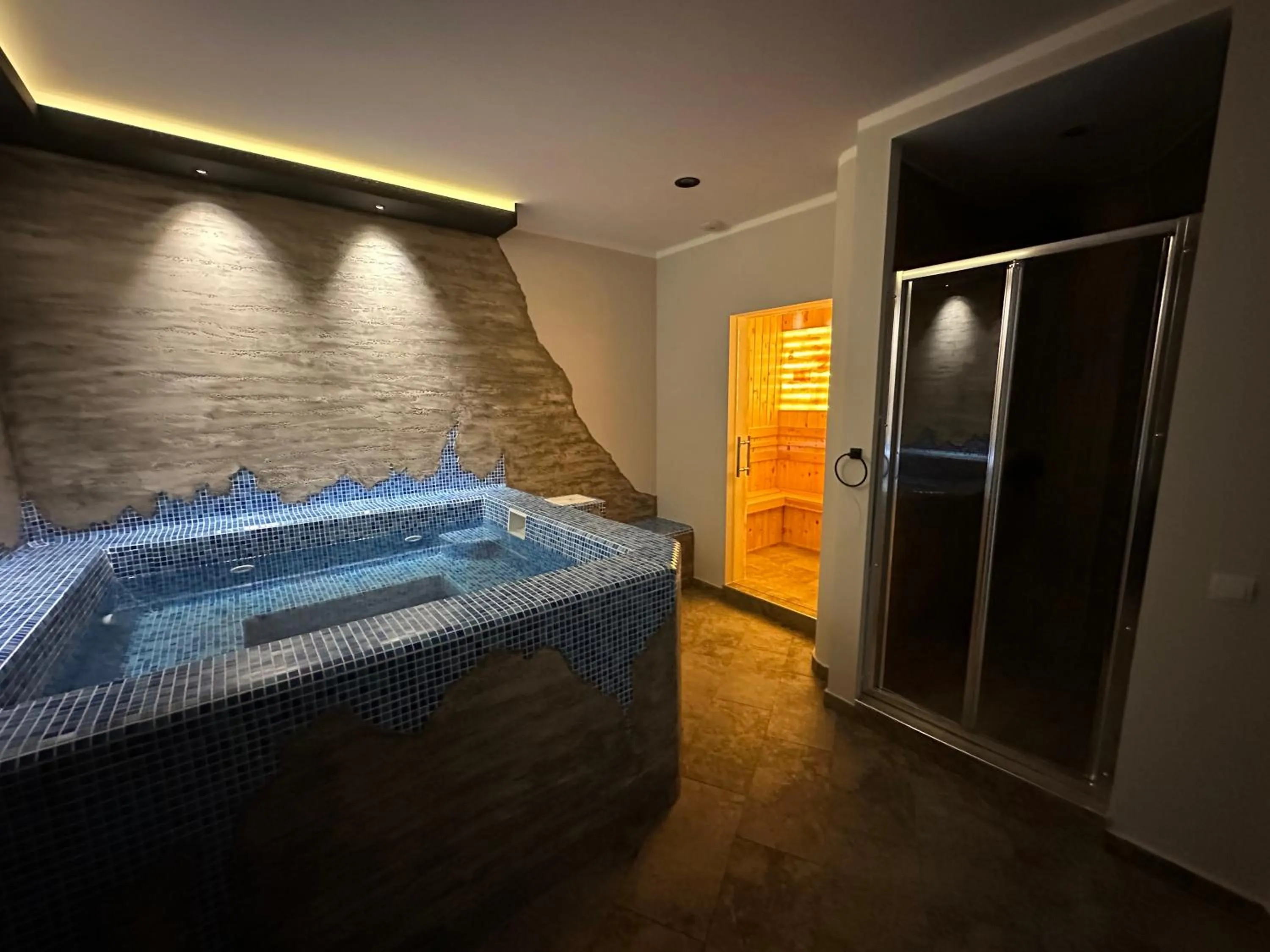 Hot Tub in Fenix Apartments