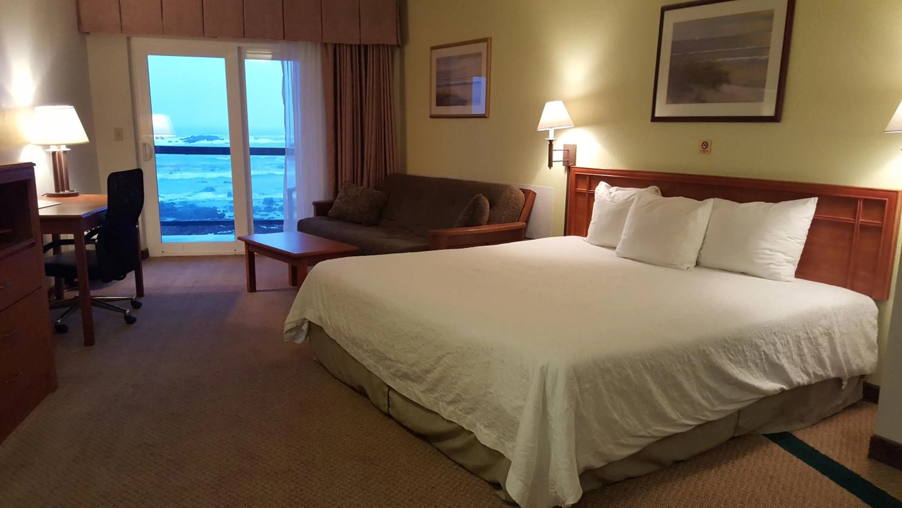 Photo of the whole room, Bed in Oceanfront Lodge