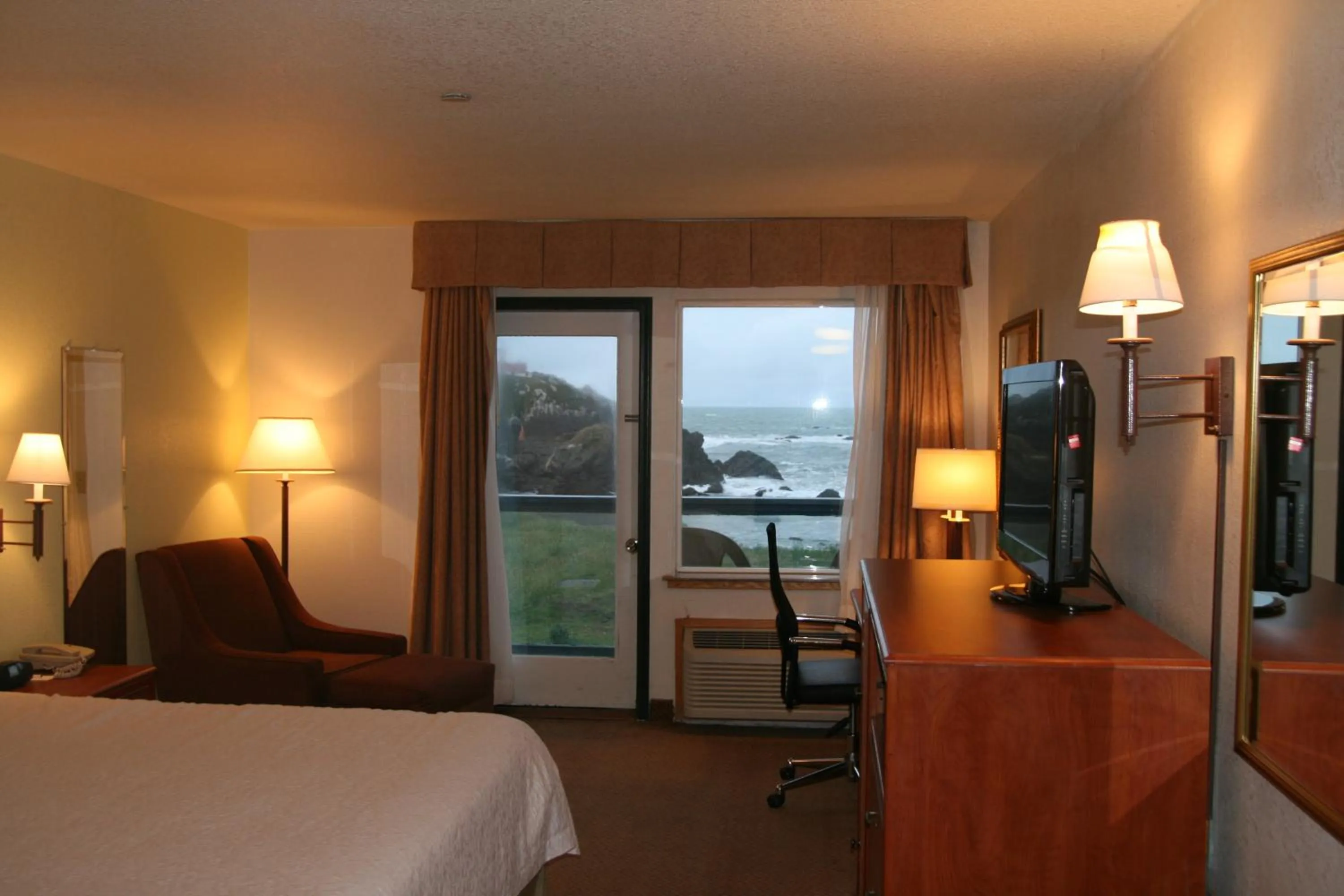 Restaurant/places to eat, Bed in Oceanfront Lodge