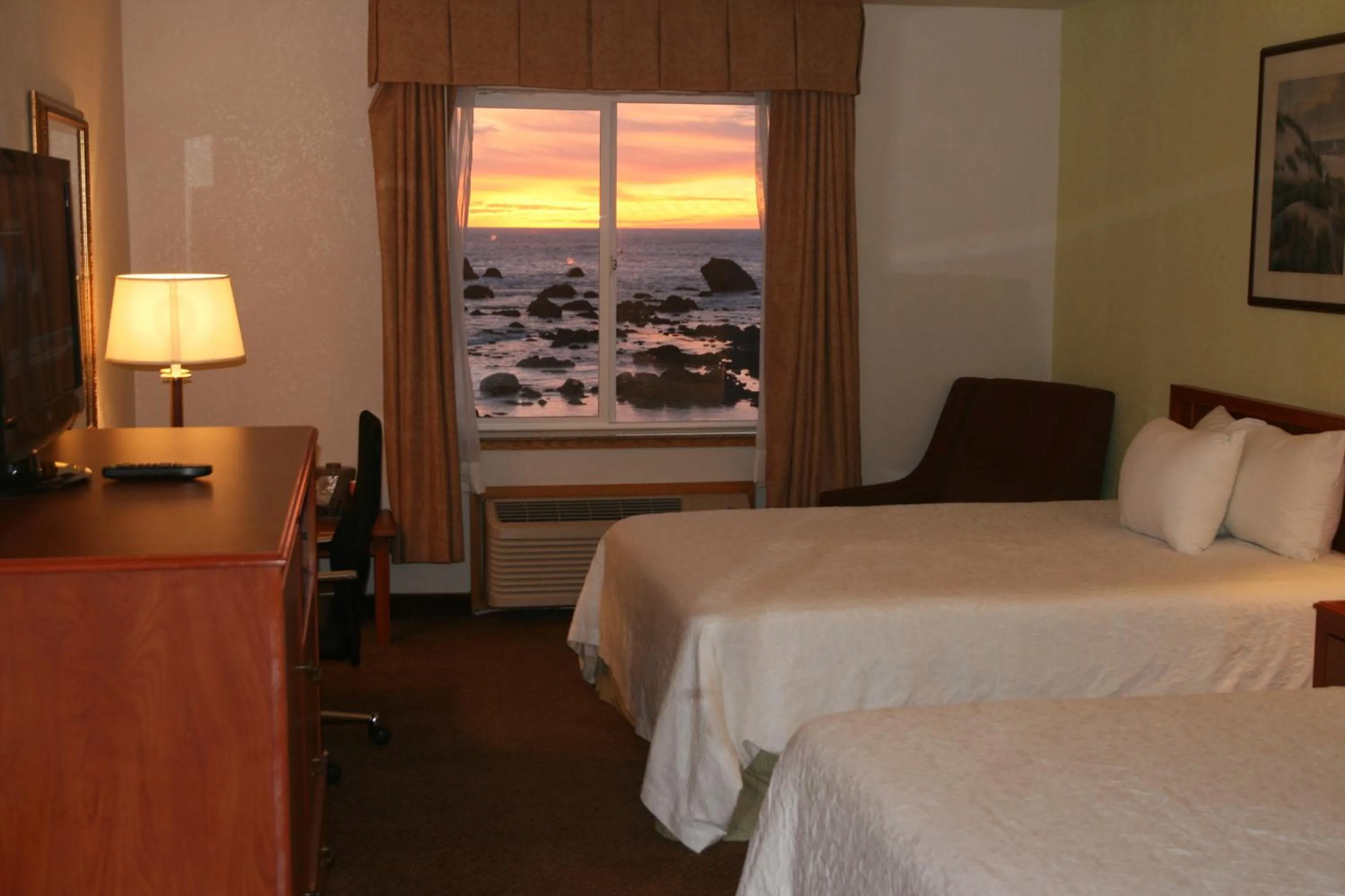 Restaurant/places to eat, Bed in Oceanfront Lodge