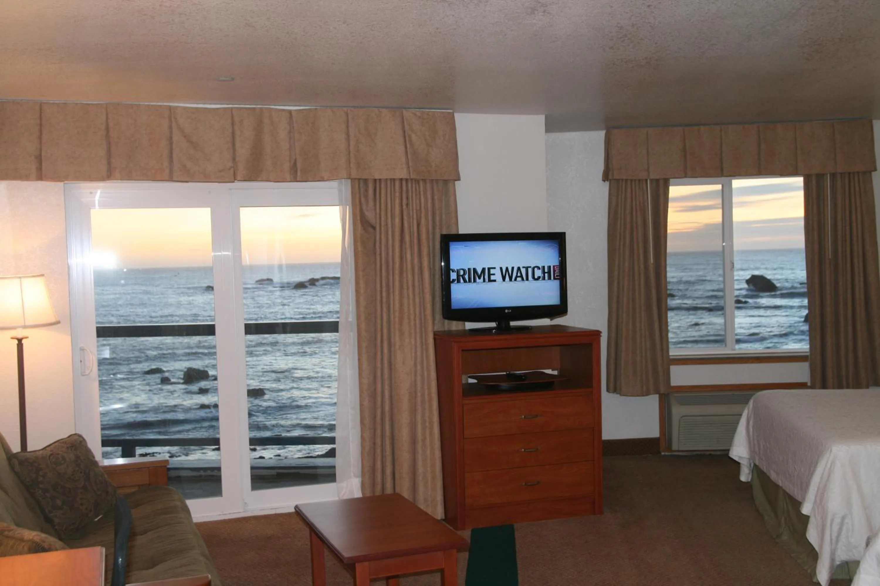 TV and multimedia, Bed in Oceanfront Lodge