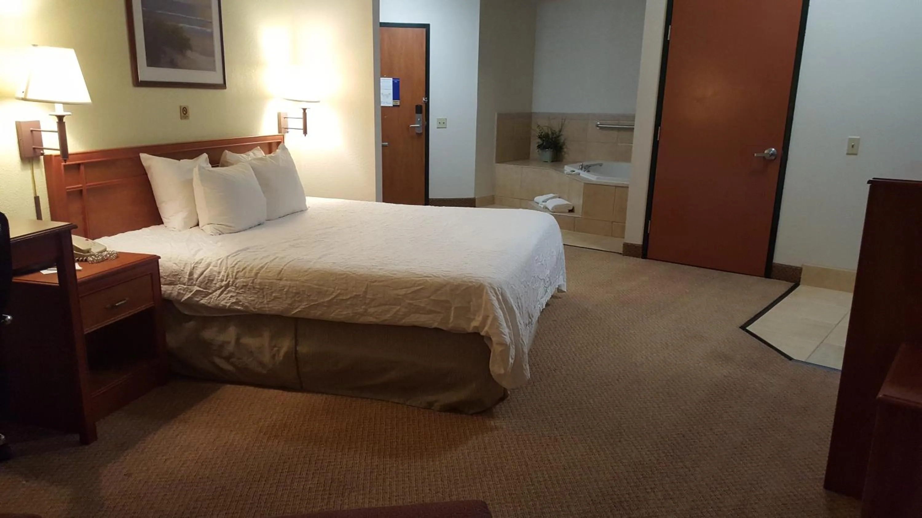 Photo of the whole room, Bed in Oceanfront Lodge