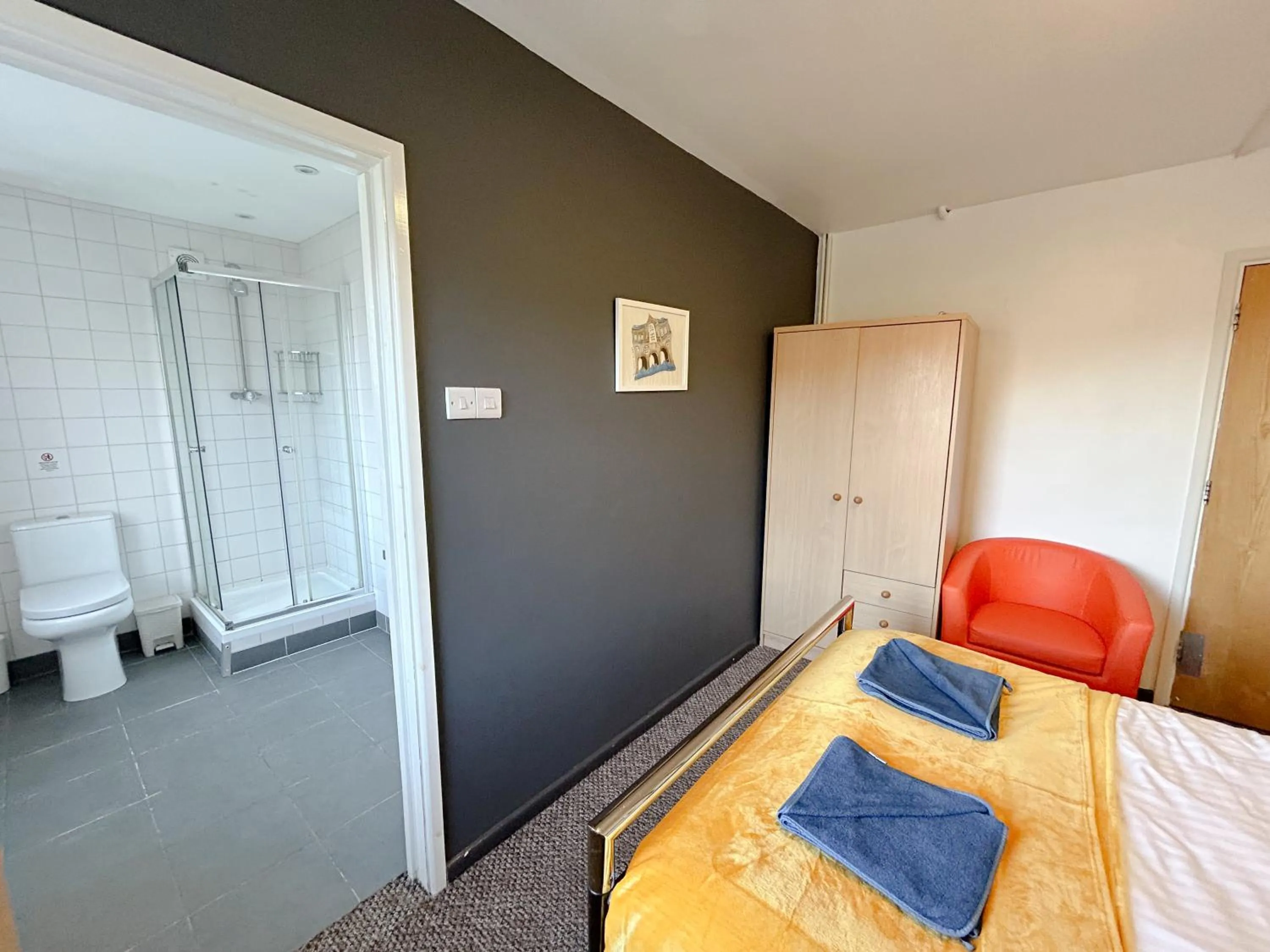 Toilet, Bed in Bath YMCA Hostel