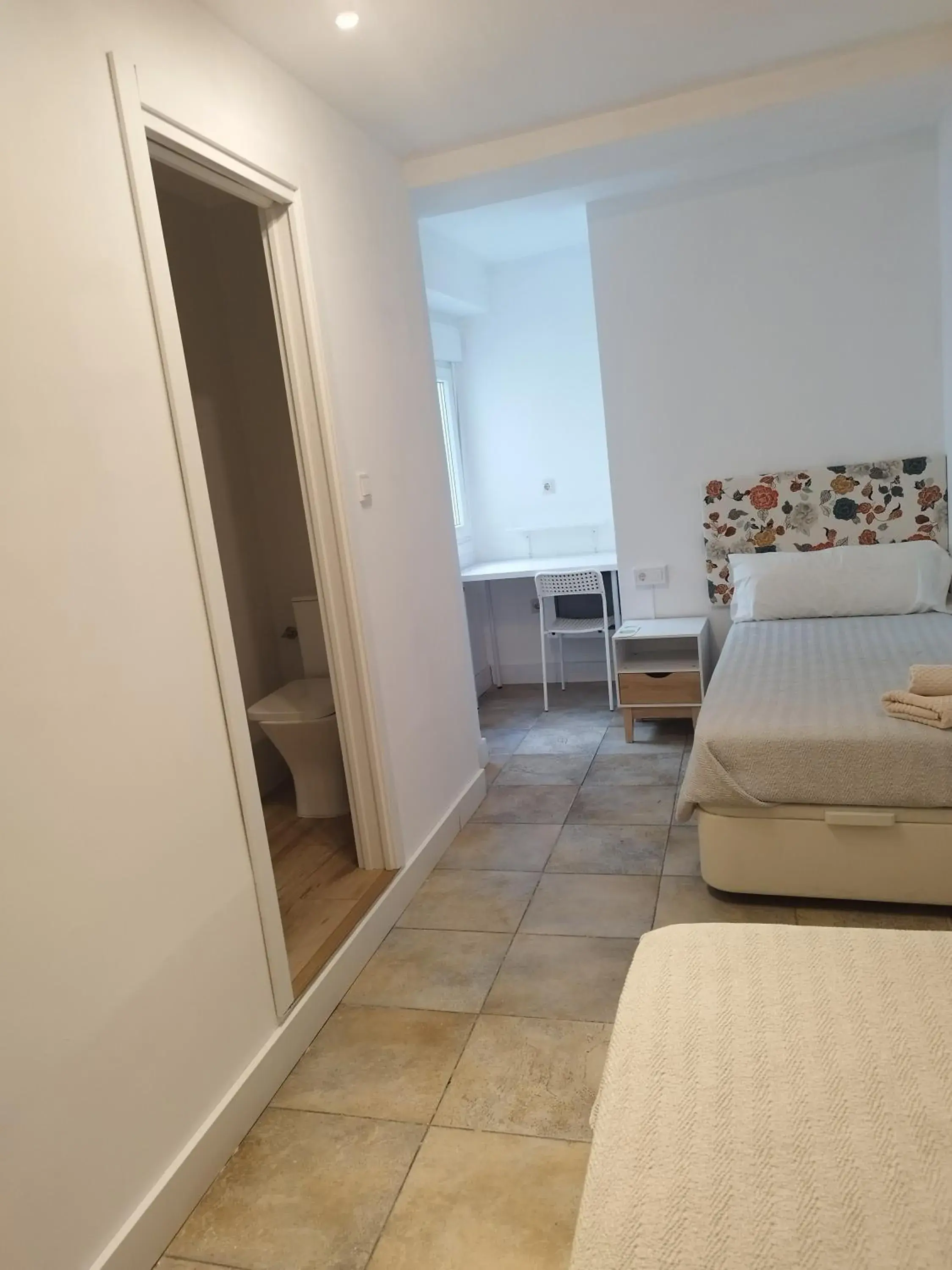 Twin Room - single occupancy in Ecorooms SCQ estación Twin Room - single occupancy in Ecorooms SCQ estación