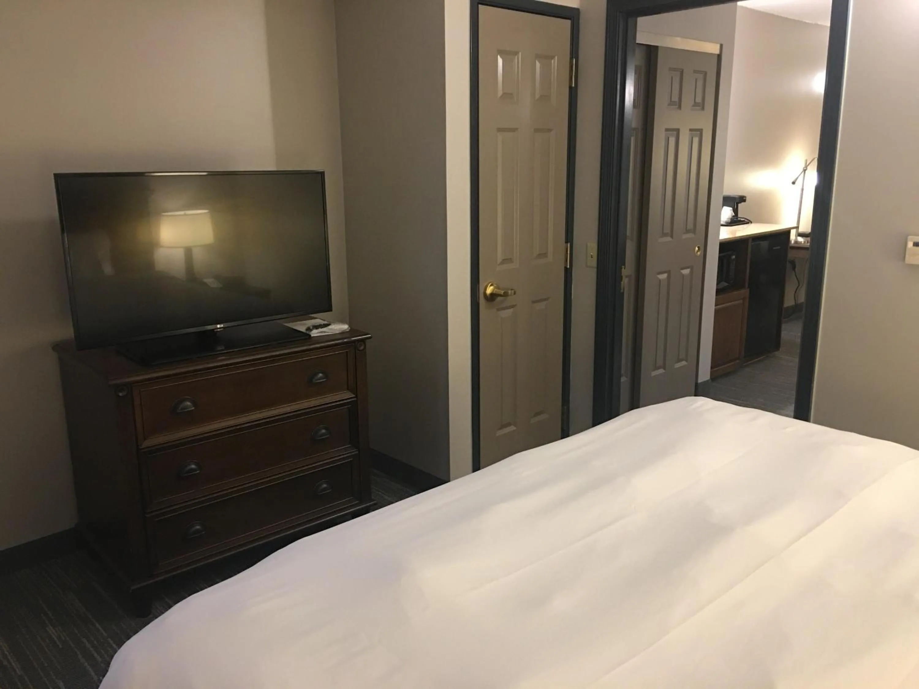 TV and multimedia, Bed in Country Inn & Suites by Radisson, Grand Rapids East, MI