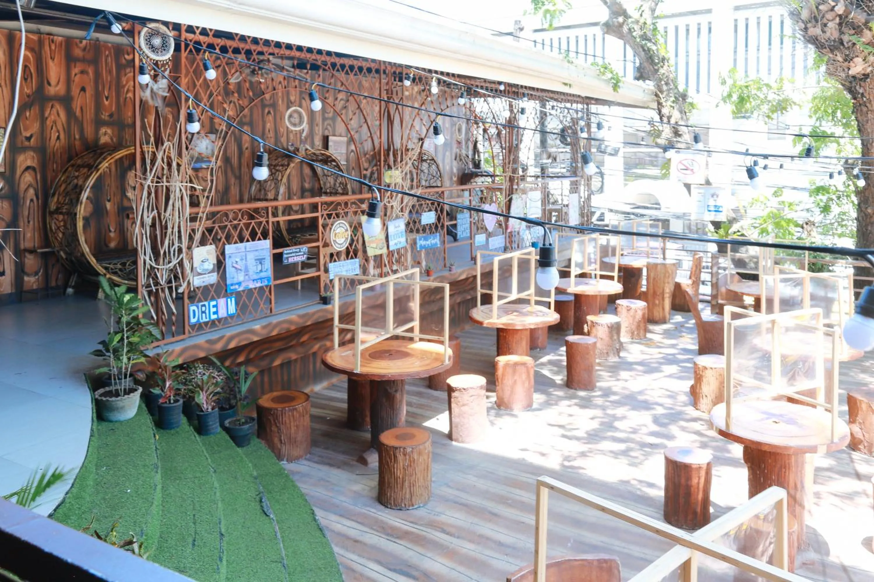 Restaurant/places to eat in RedDoorz Plus @ Castle Chateau Iloilo