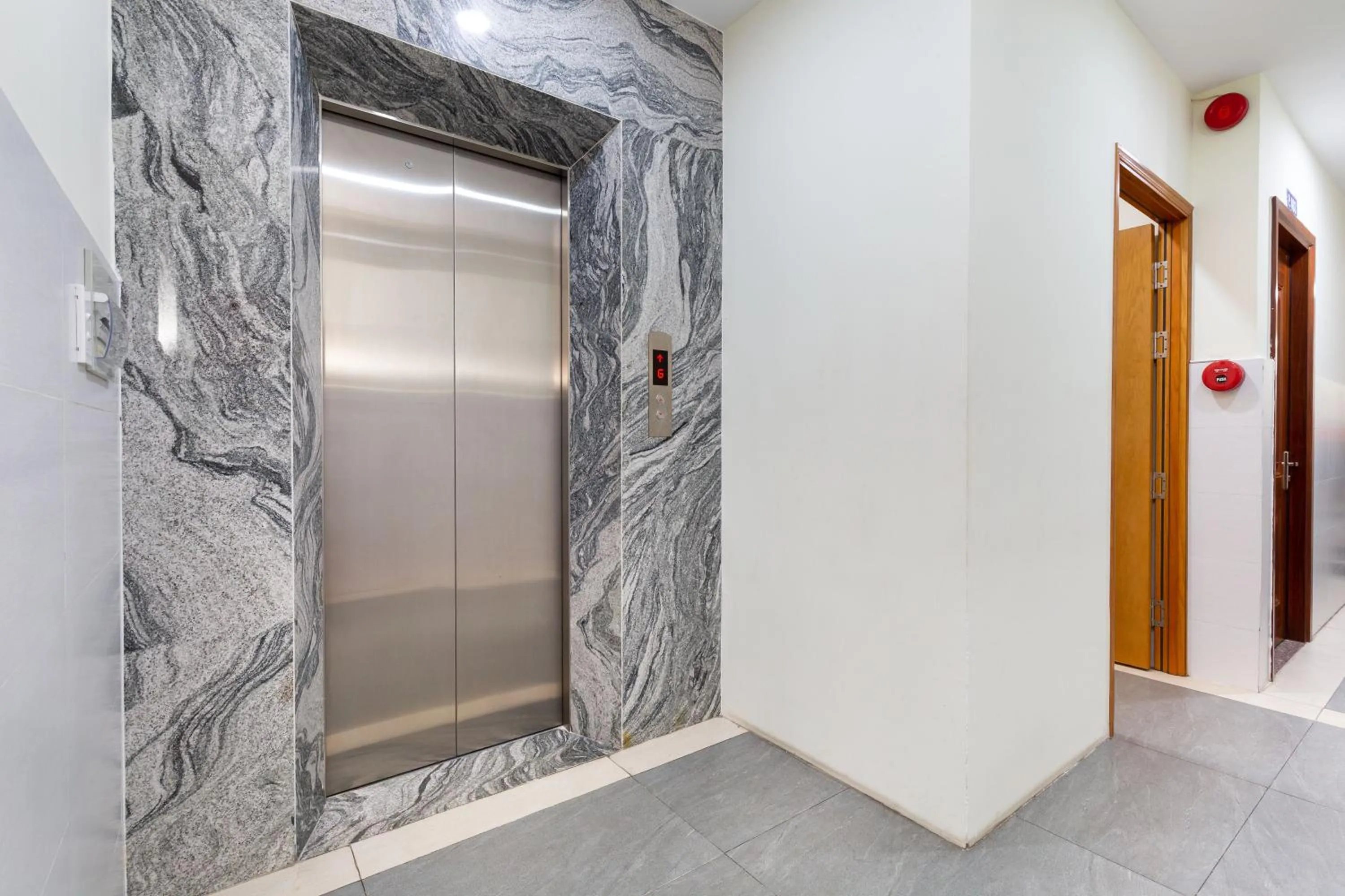 elevator in Rita Hotel Gò Vấp gần Bệnh Viện 175