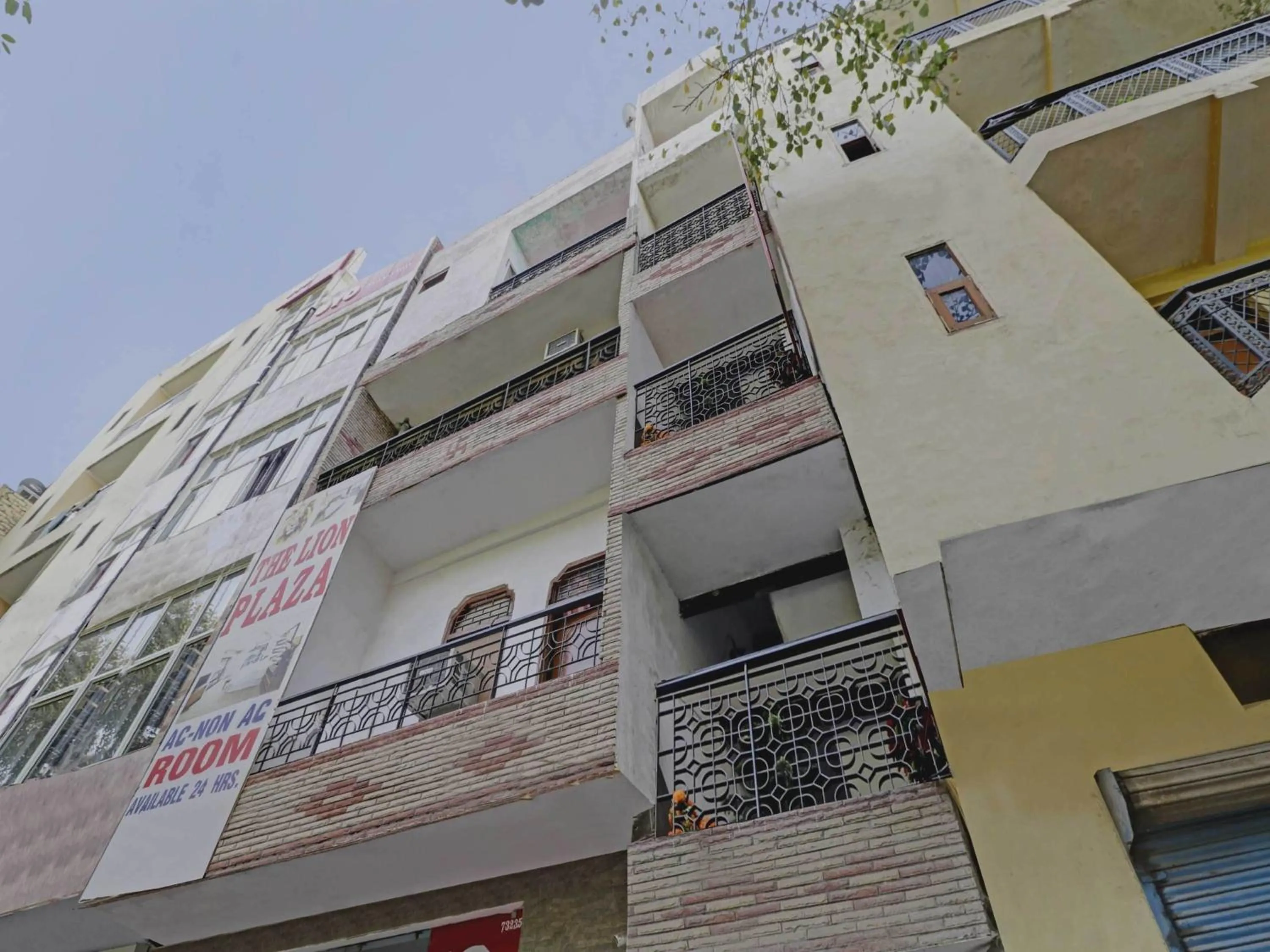 Facade/entrance in Hotel O Lion Home Stay