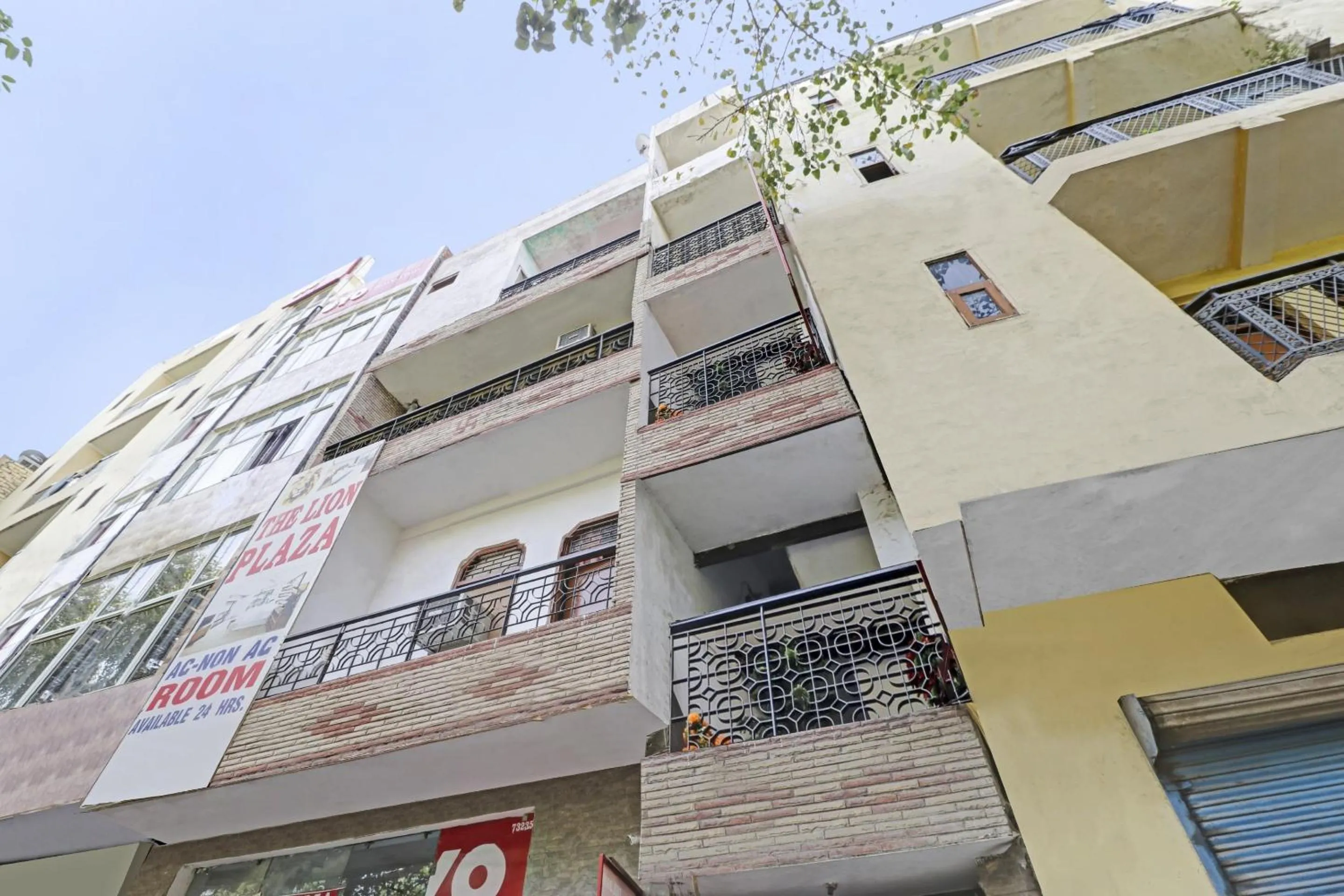 Facade/entrance in Hotel O Lion Home Stay