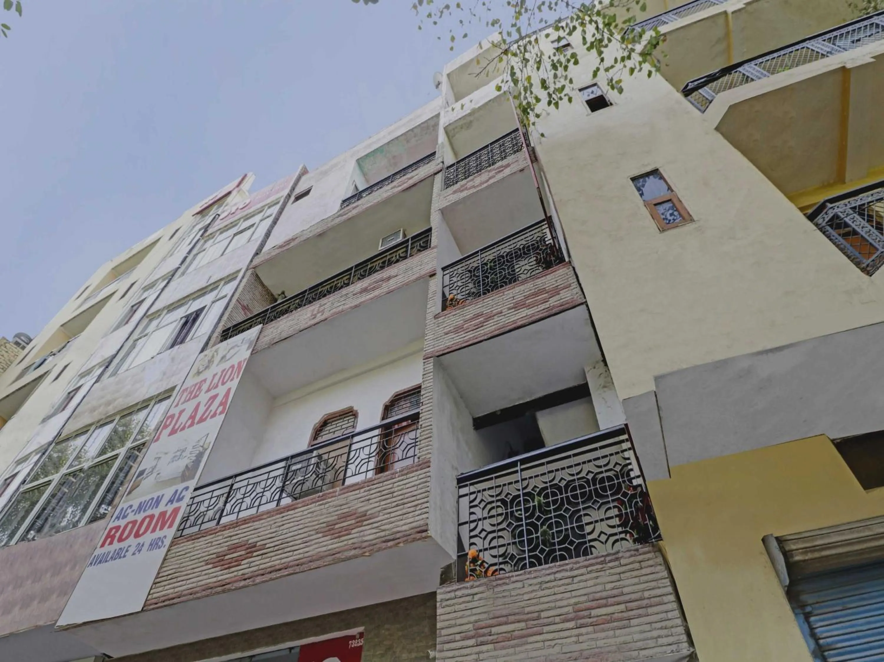 Facade/entrance in Hotel O Lion Home Stay