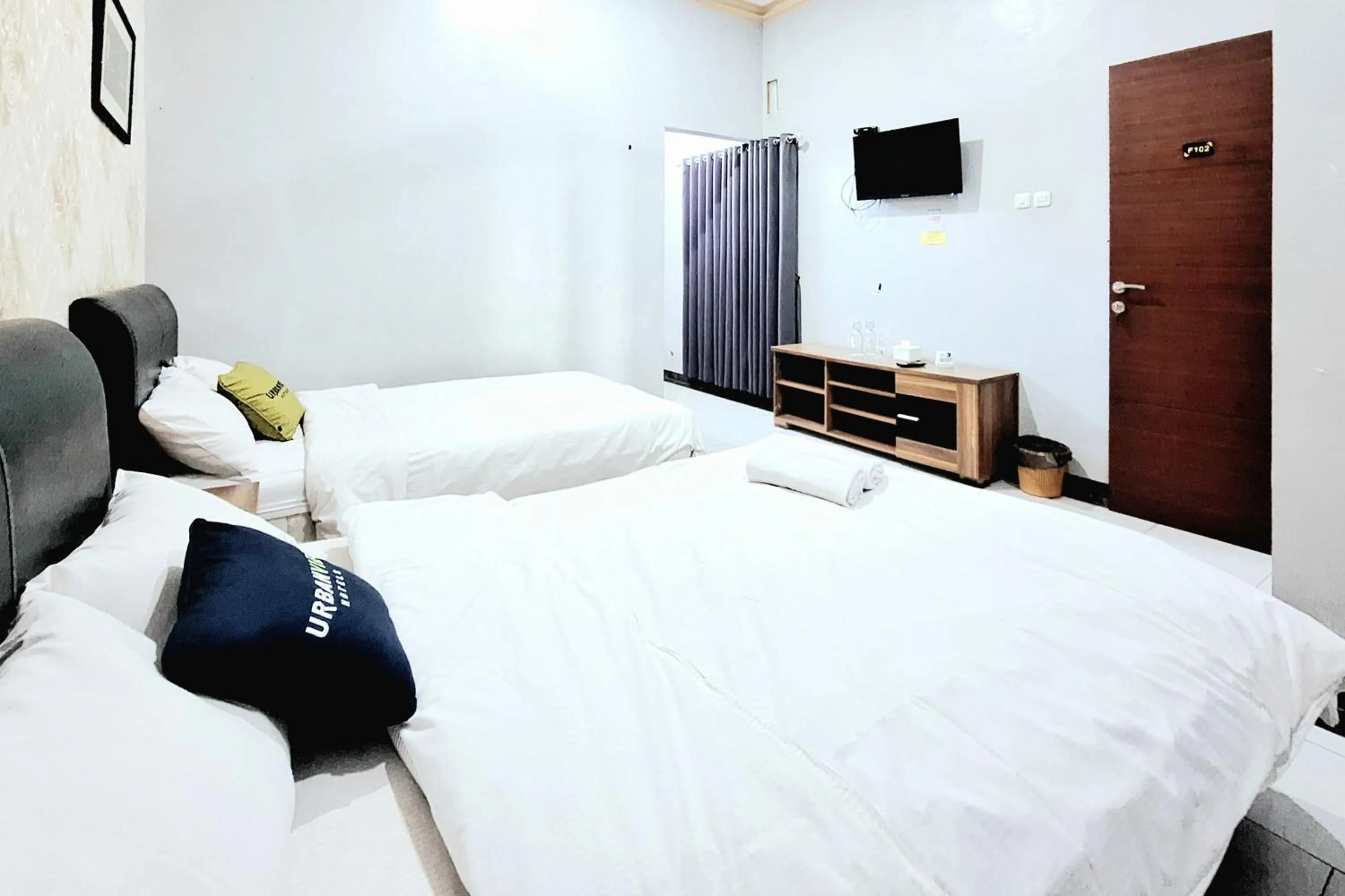 Bedroom, Bed in Urbanview The Halona near Jawa Timur Park 4