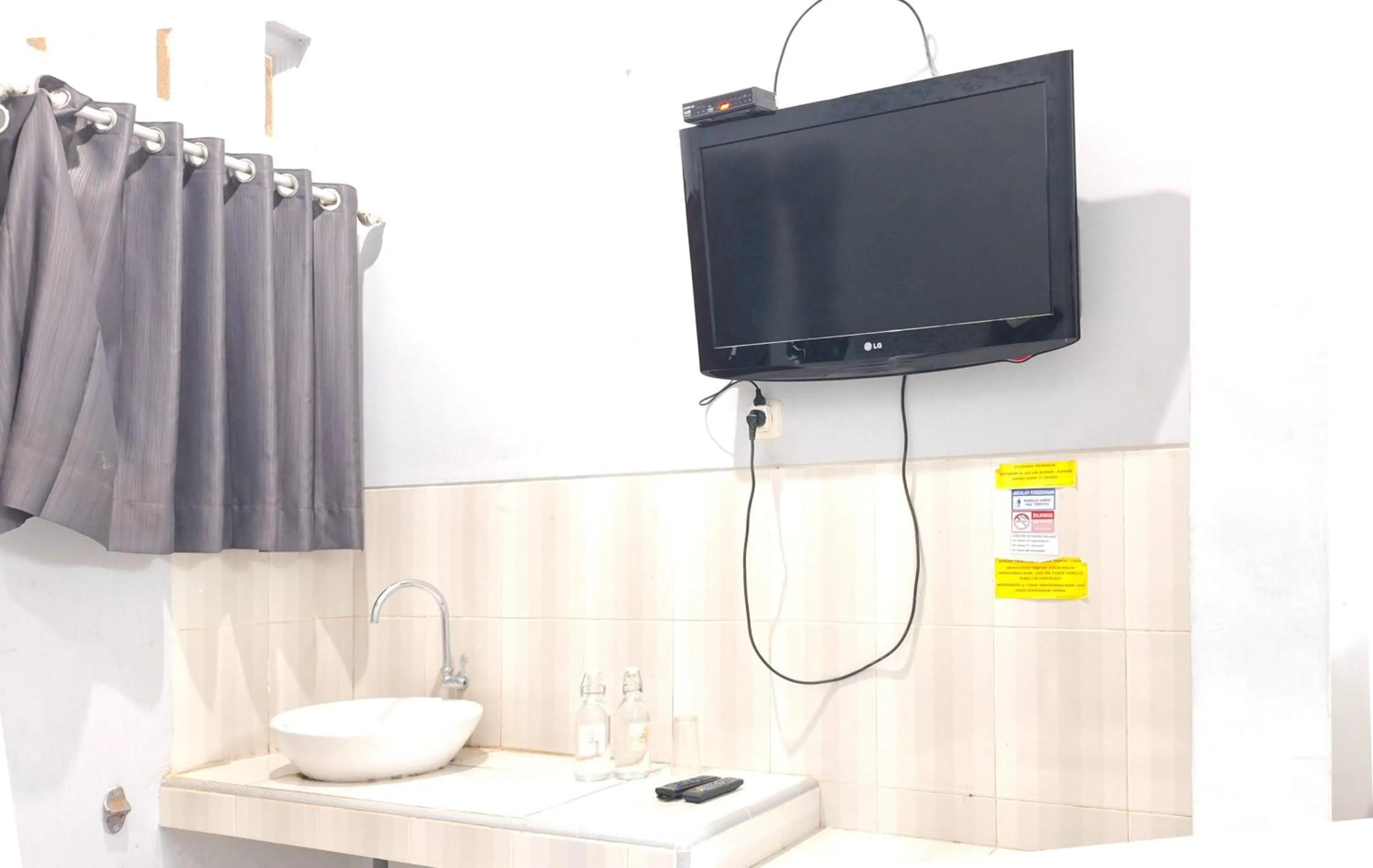 Bedroom in Urbanview The Halona near Jawa Timur Park 4