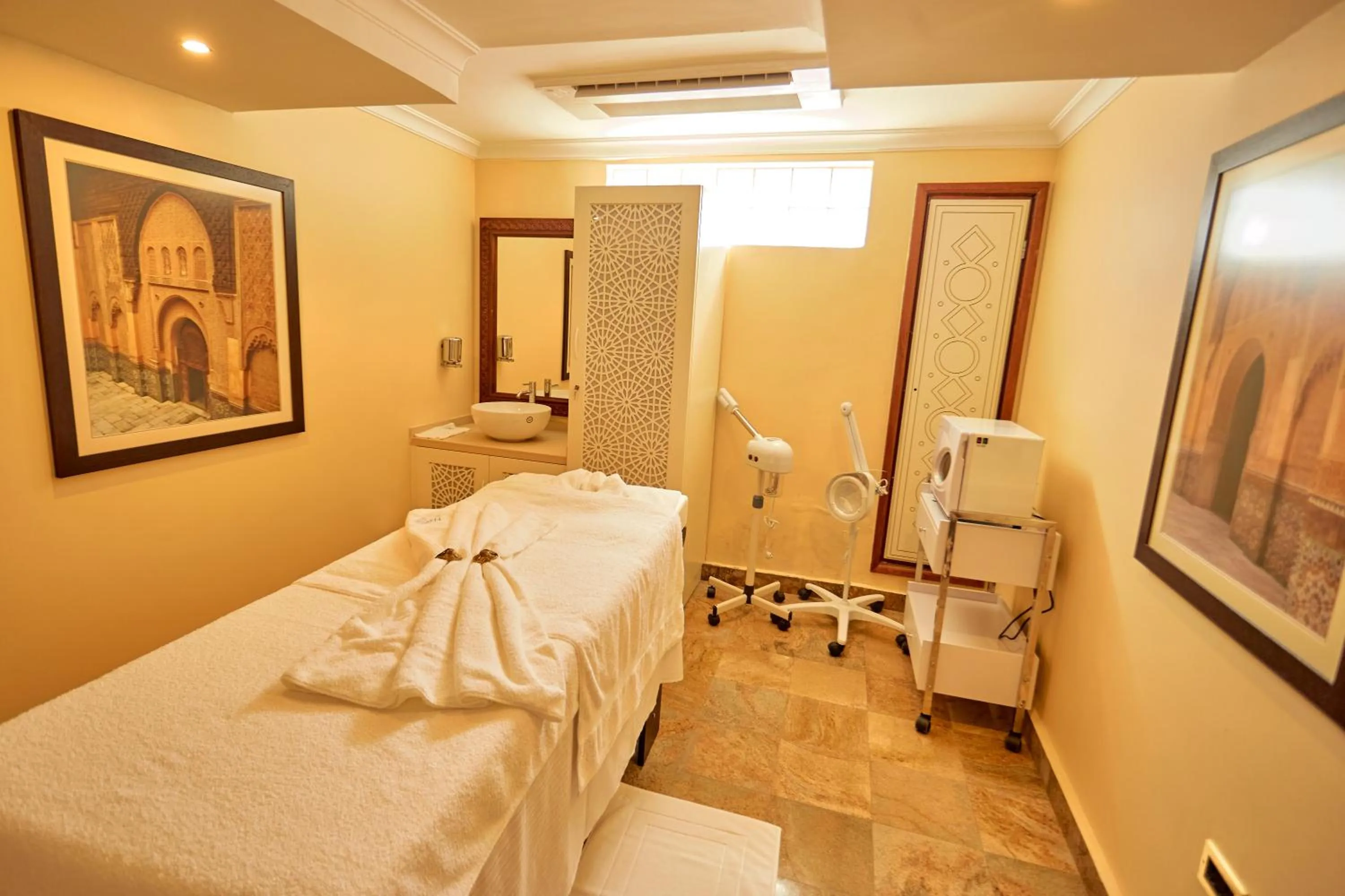 Massage, Bed in Goma Serena Hotel