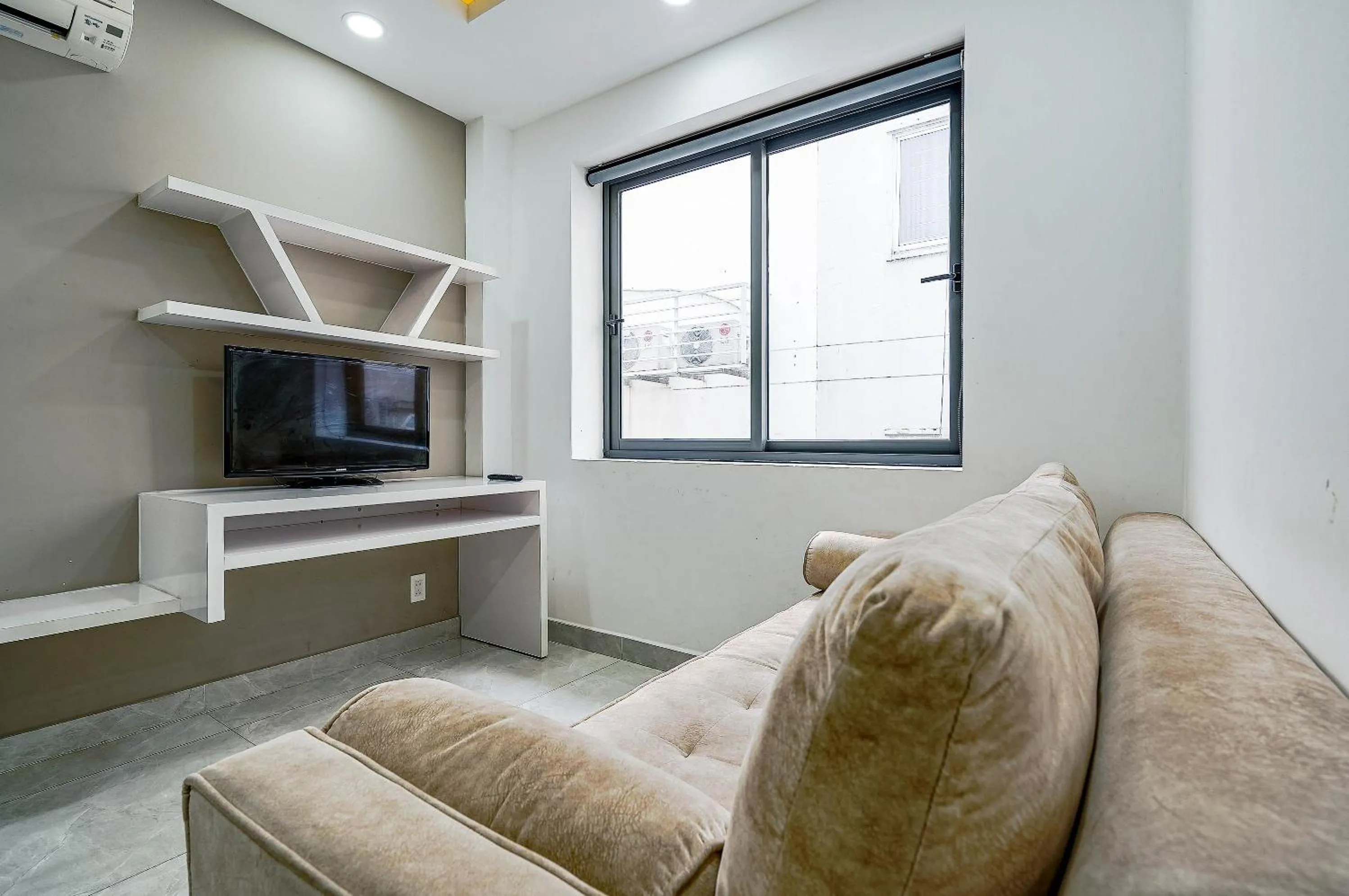 Communal lounge/ TV room in Spring Hill Apartment -The High Class