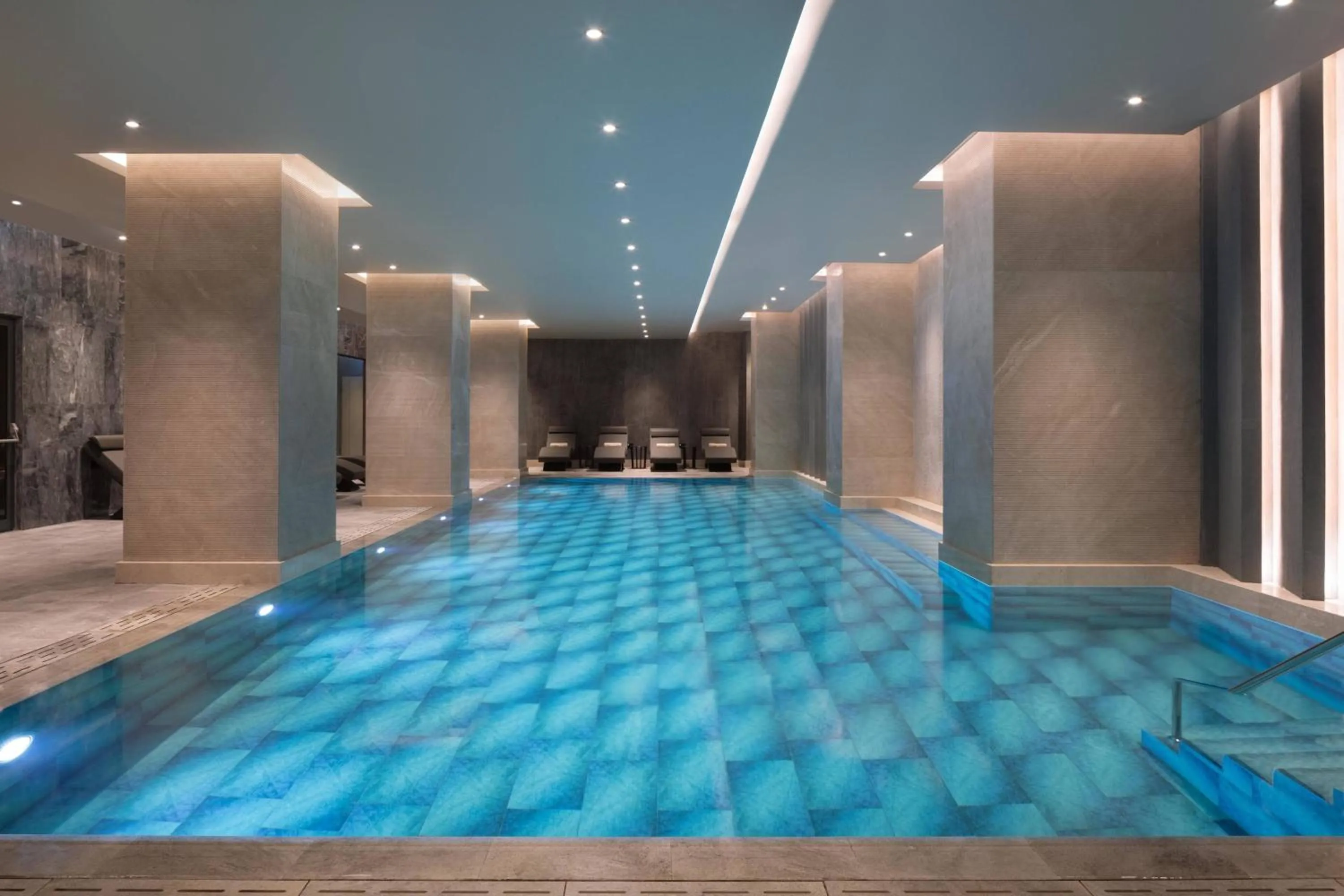 Swimming pool in Izmir Marriott Hotel