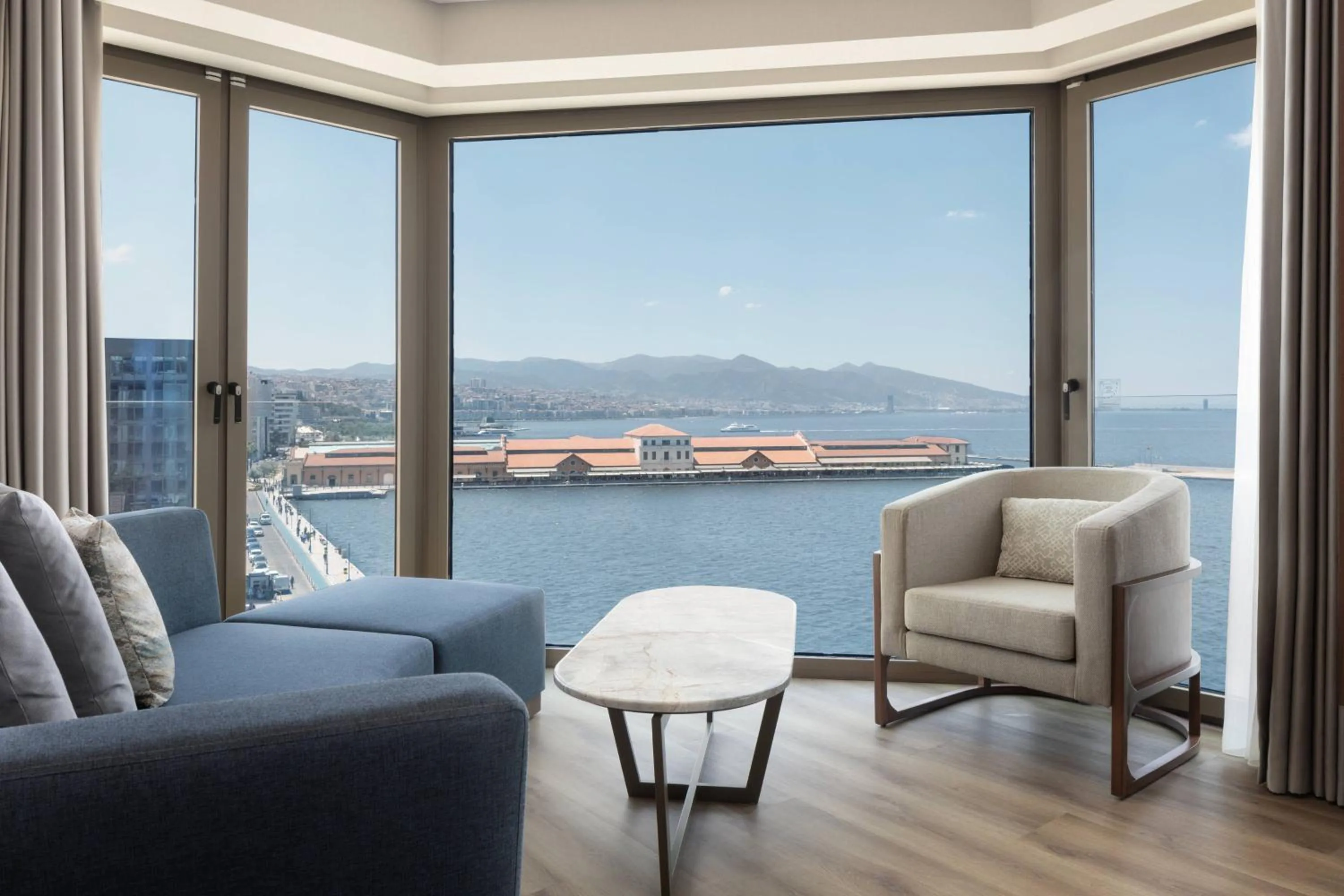 Photo of the whole room in Izmir Marriott Hotel