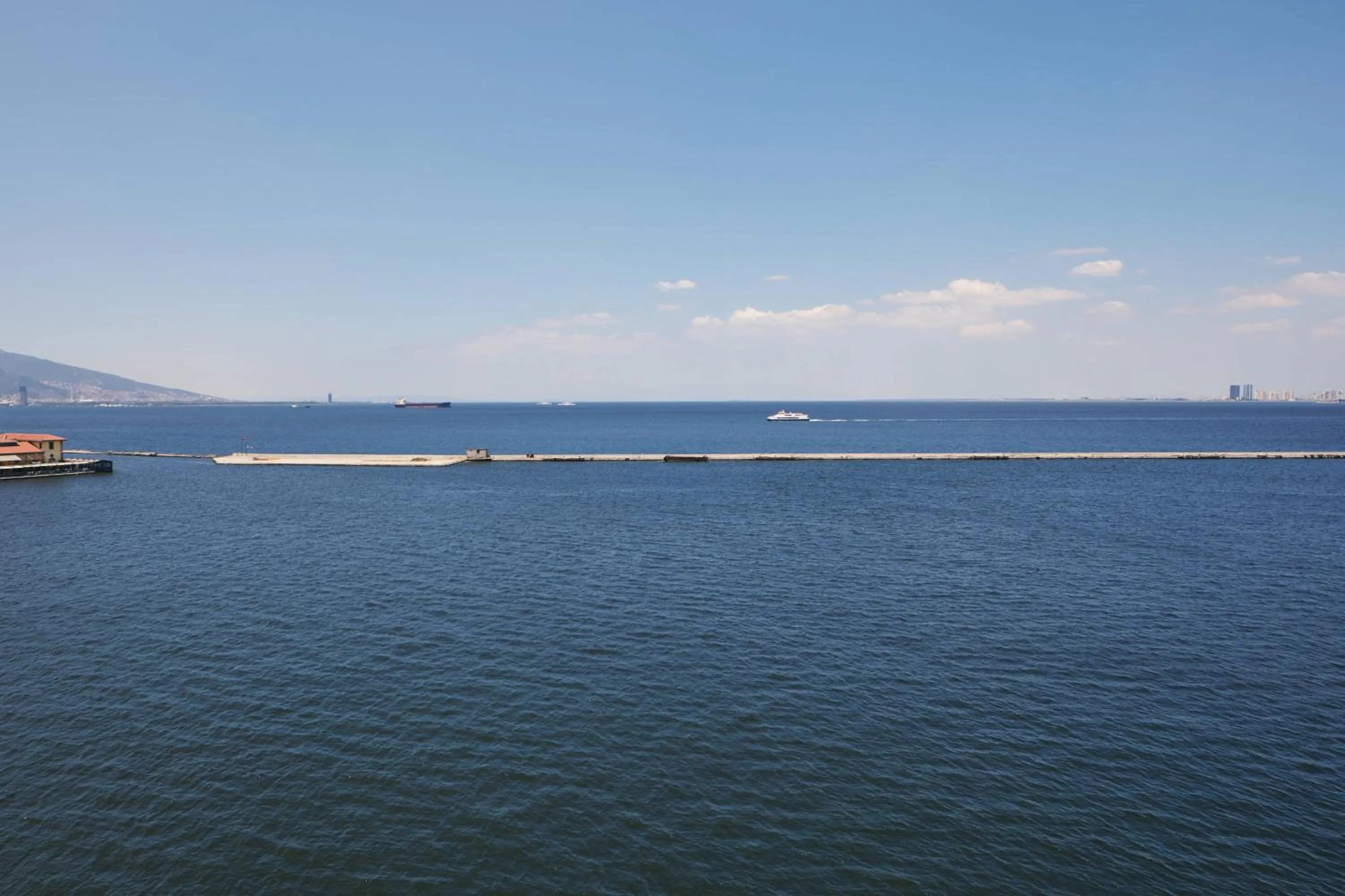 Photo of the whole room in Izmir Marriott Hotel