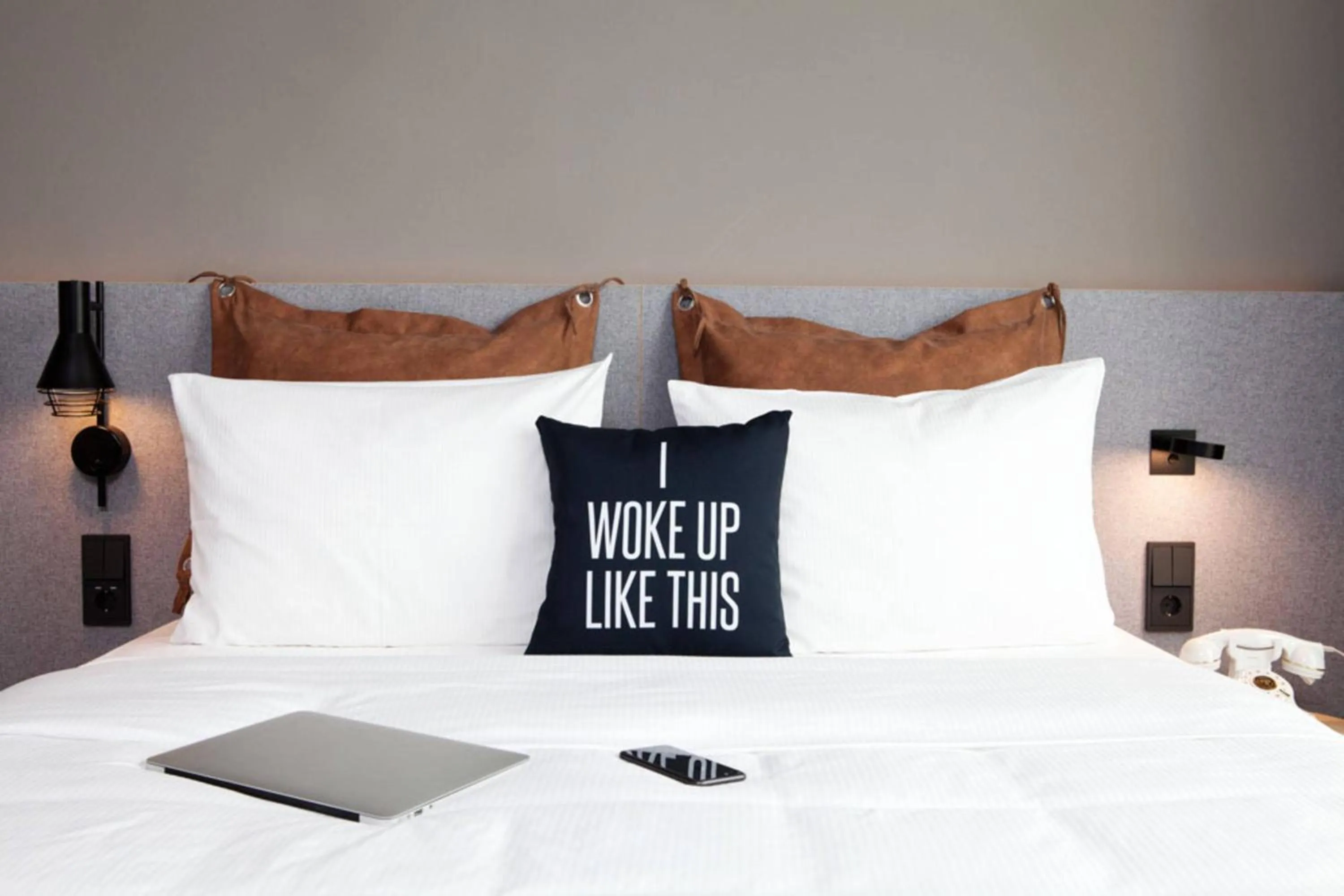 Photo of the whole room, Bed in Moxy Rust