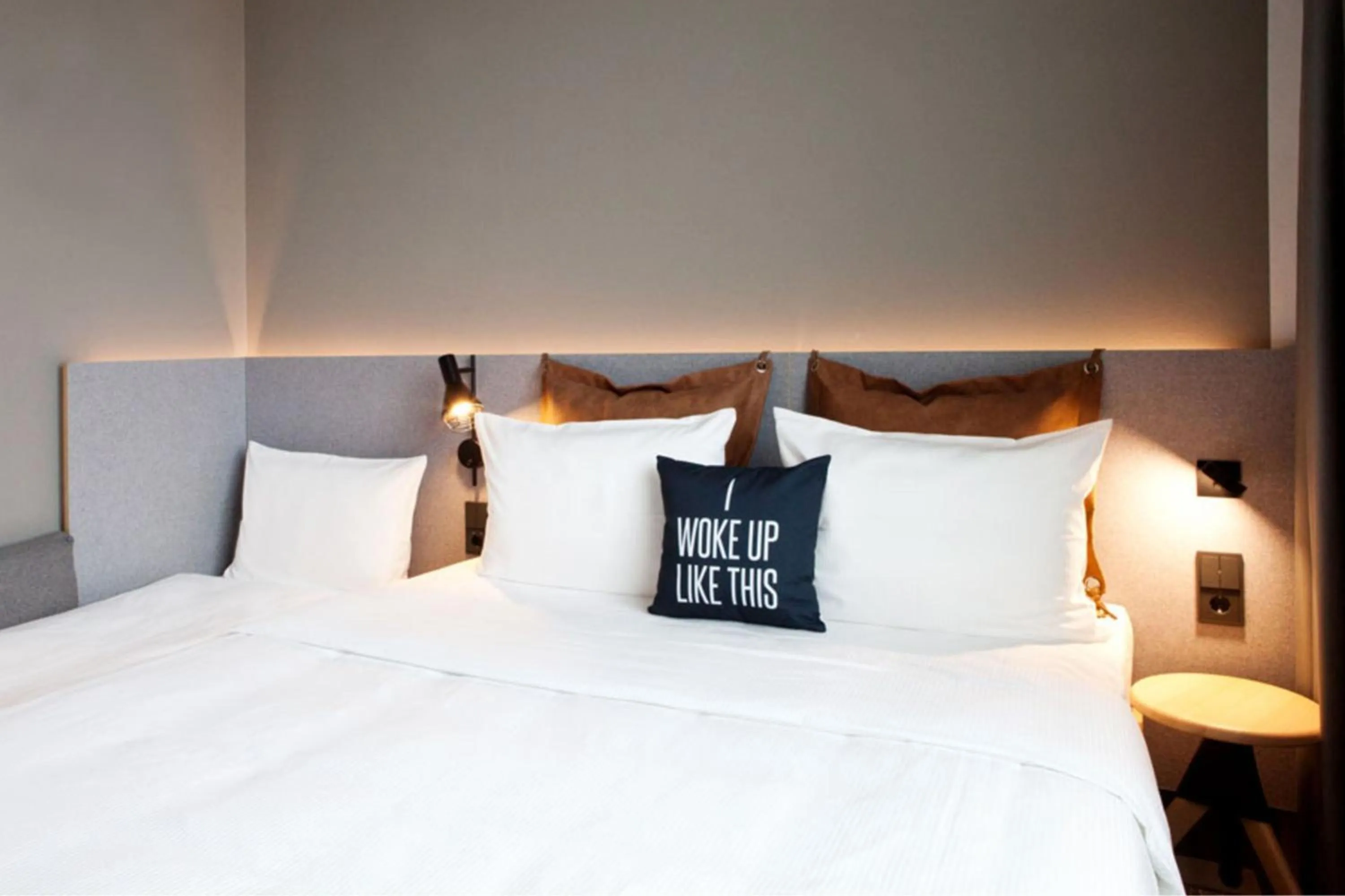 Photo of the whole room, Bed in Moxy Rust