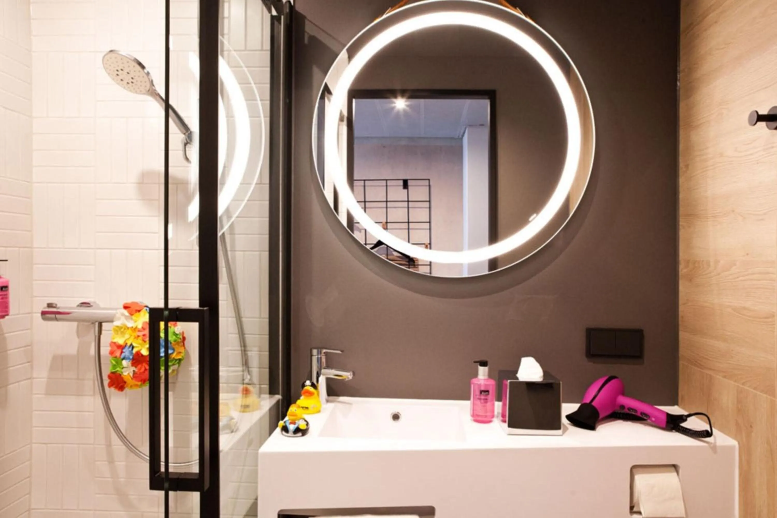 Bathroom in Moxy Rust