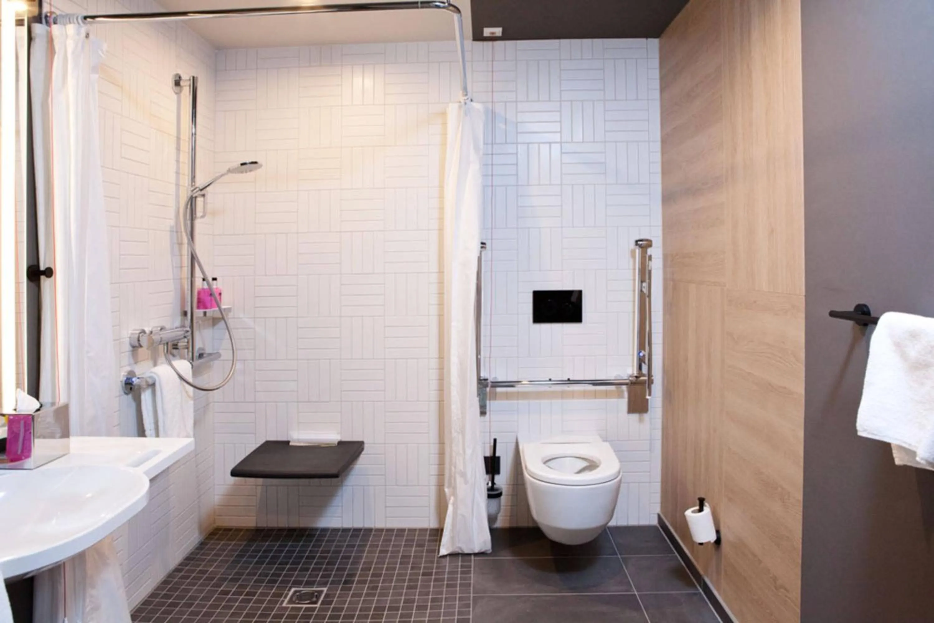 Bathroom in Moxy Rust