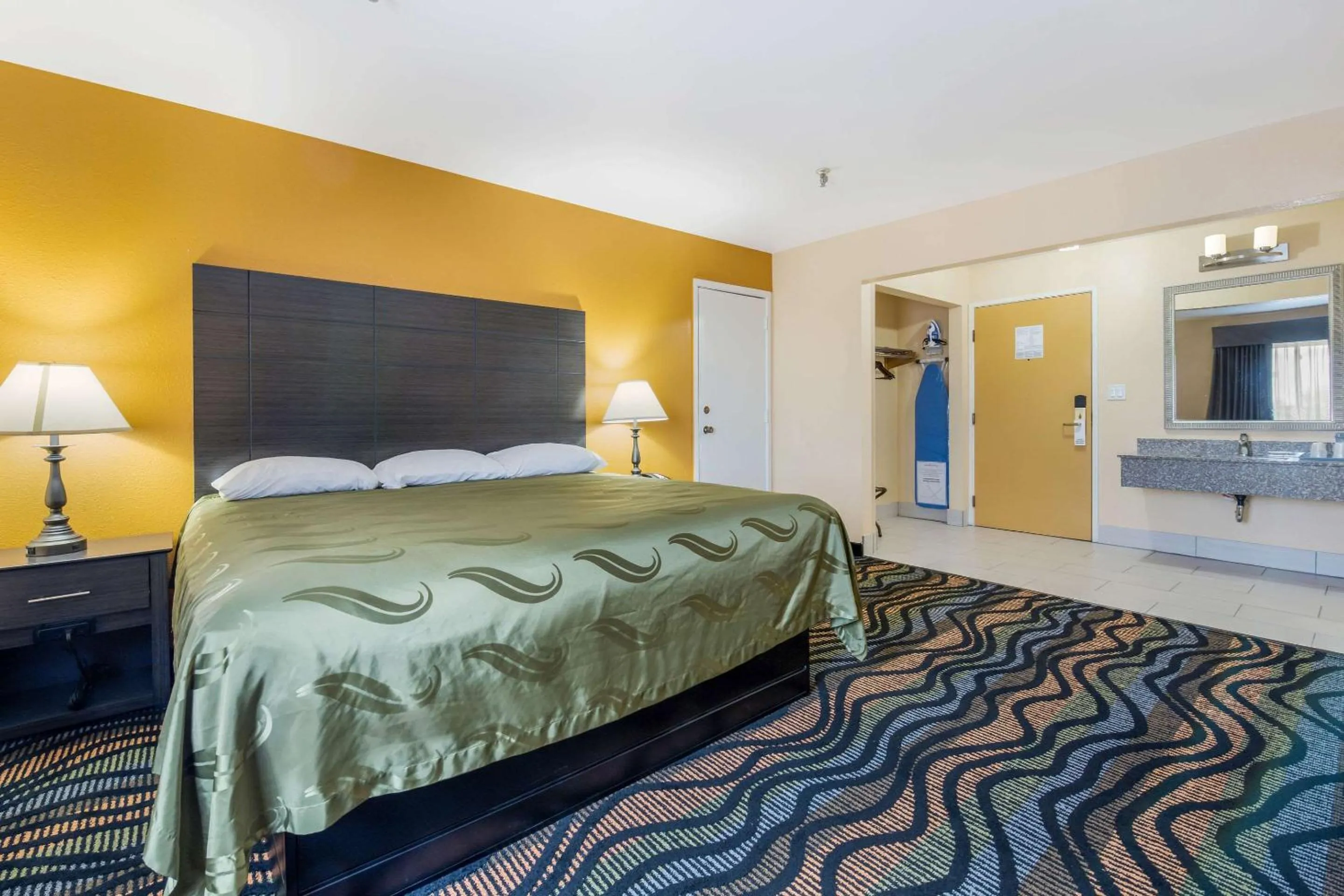 Photo of the whole room, Bed in Equality Inn