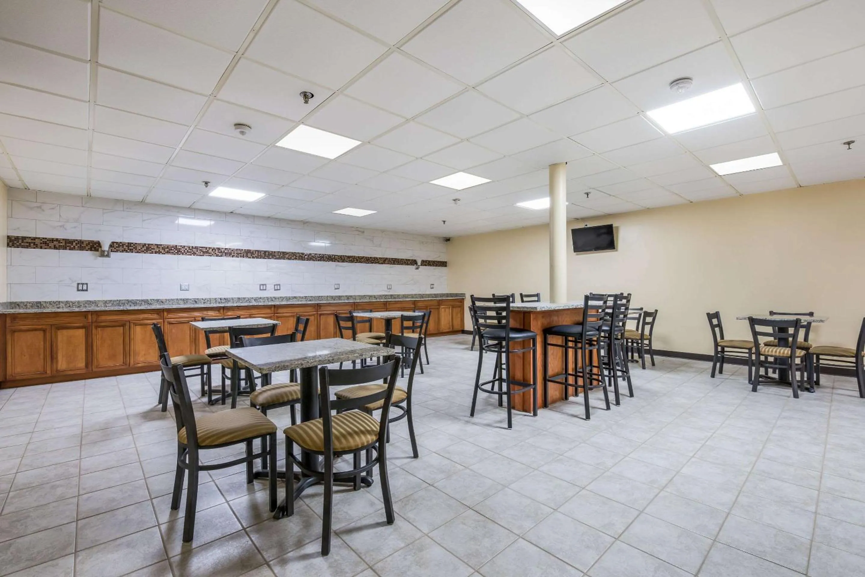 Restaurant/places to eat in Equality Inn