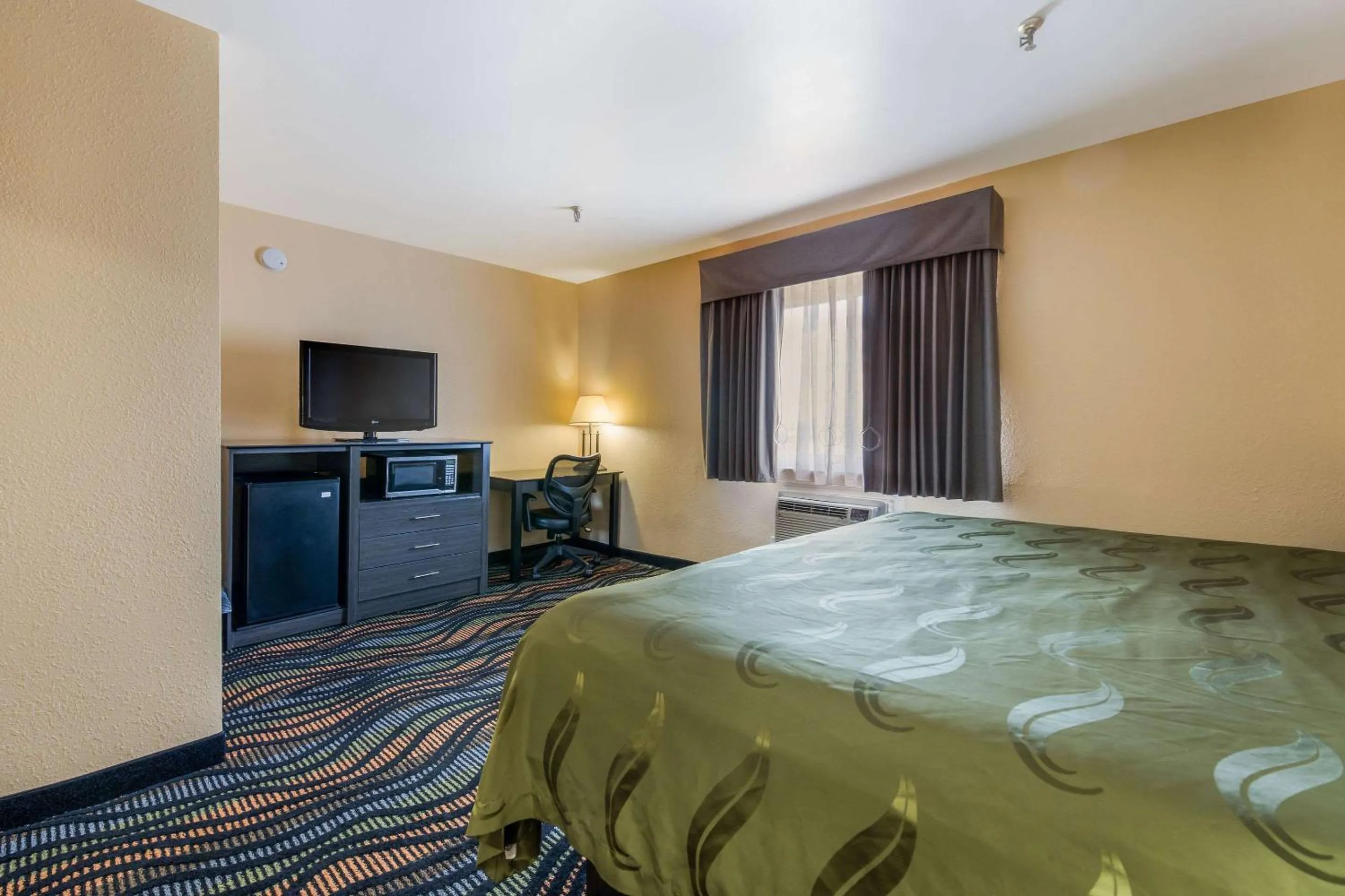 Photo of the whole room, Bed in Equality Inn