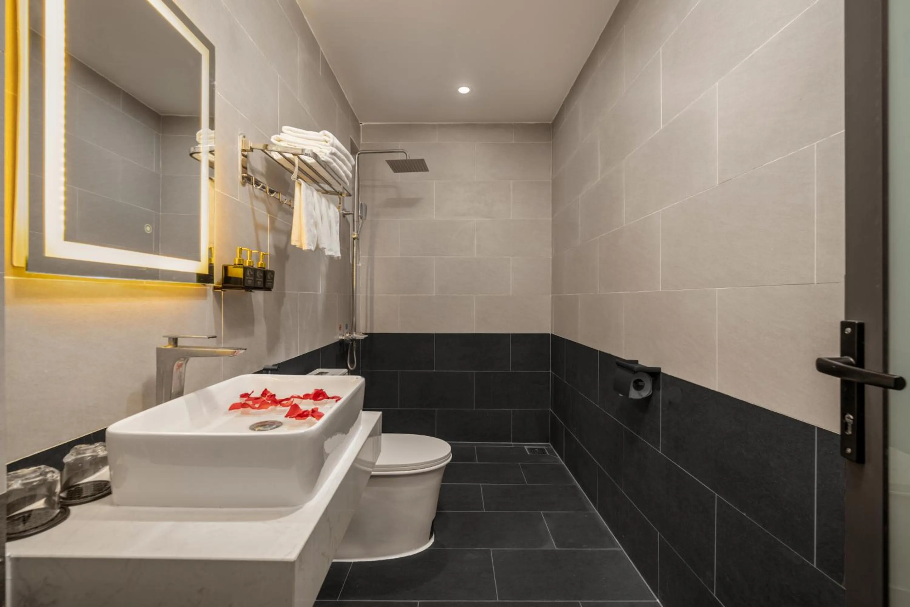 Toilet in KLY Hotel Vung Tau