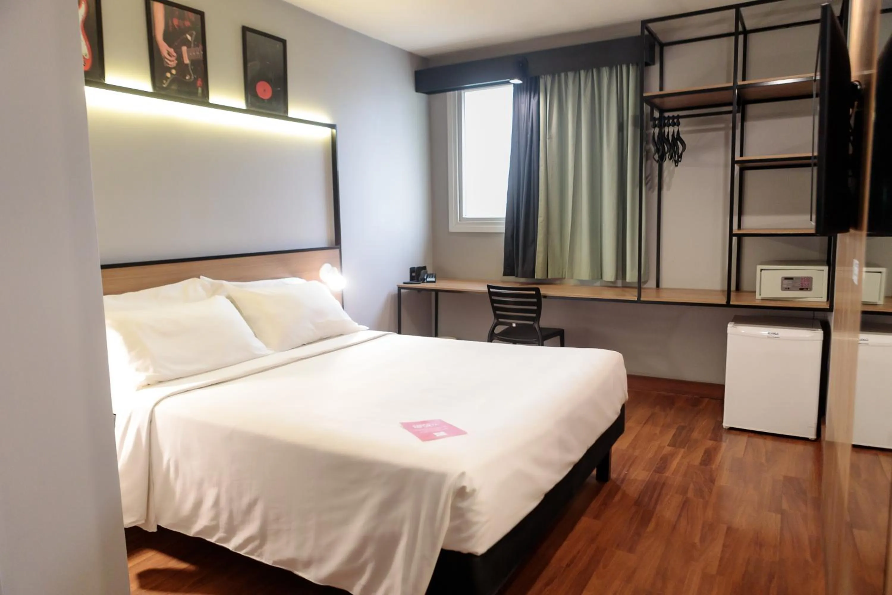 View (from property/room), Bed in Ibis Belo Horizonte Savassi