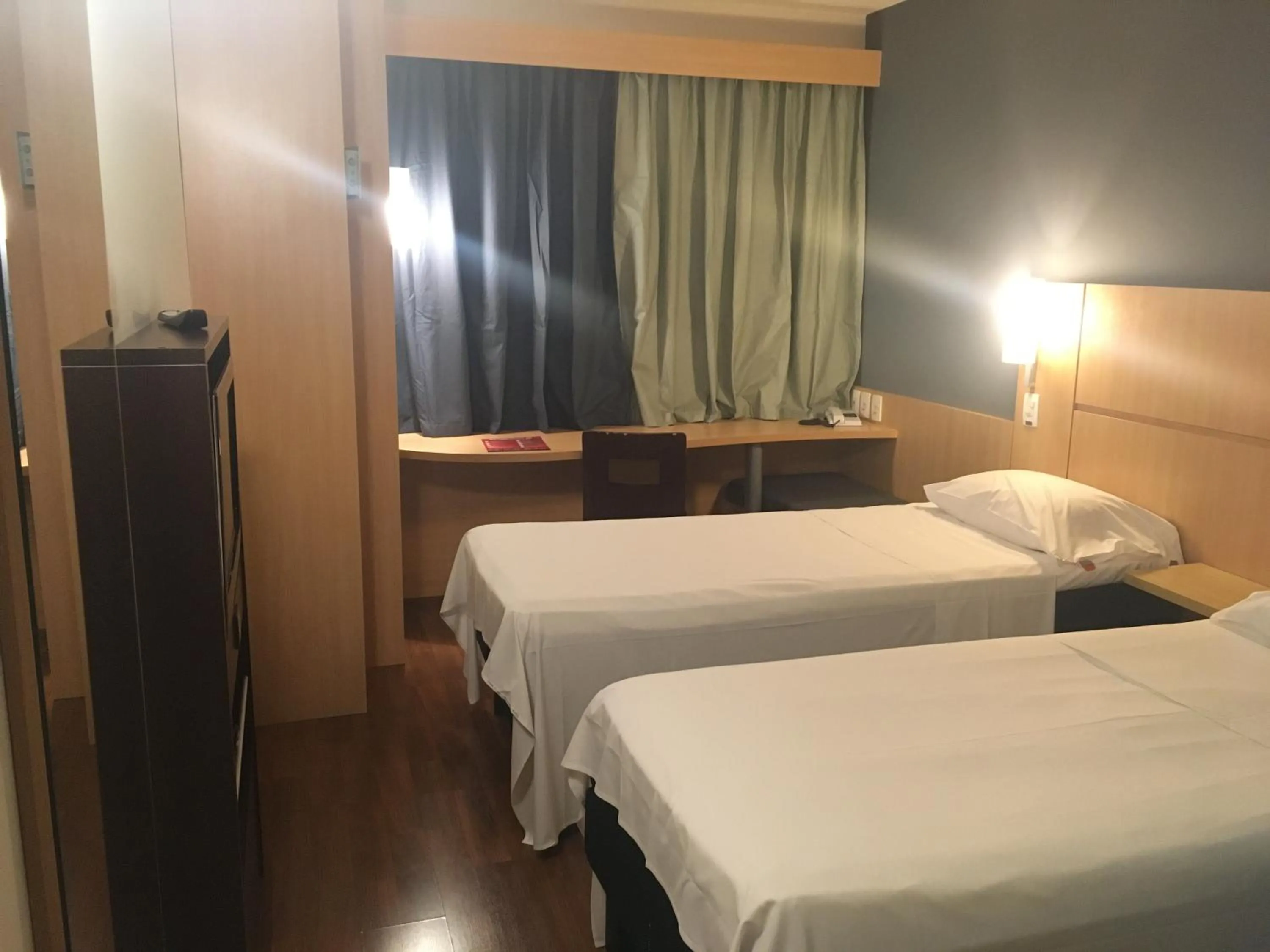Photo of the whole room, Bed in Ibis Belo Horizonte Savassi