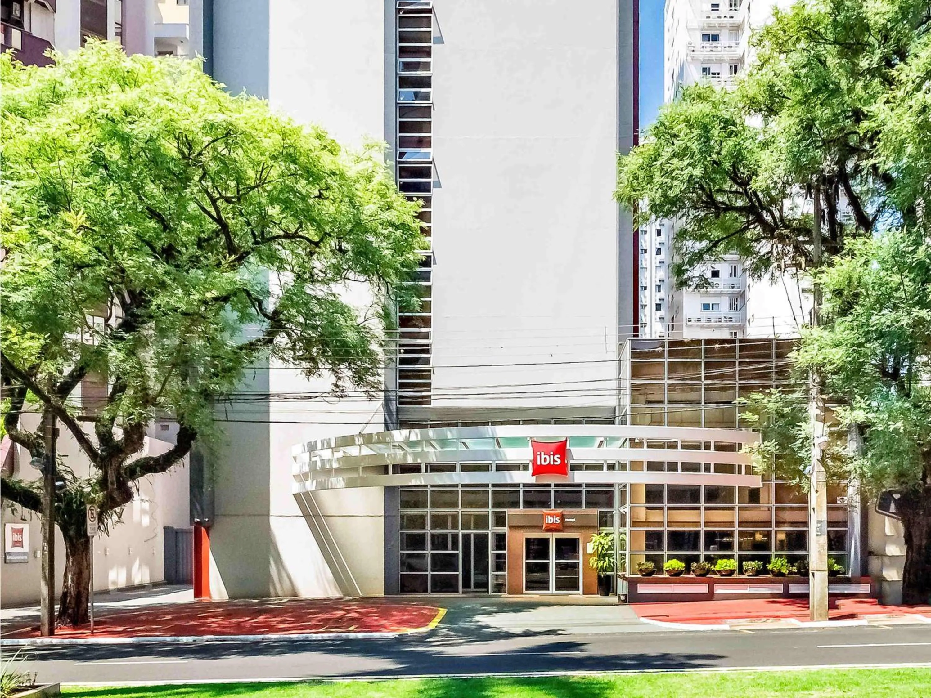 Property building in Ibis Maringa