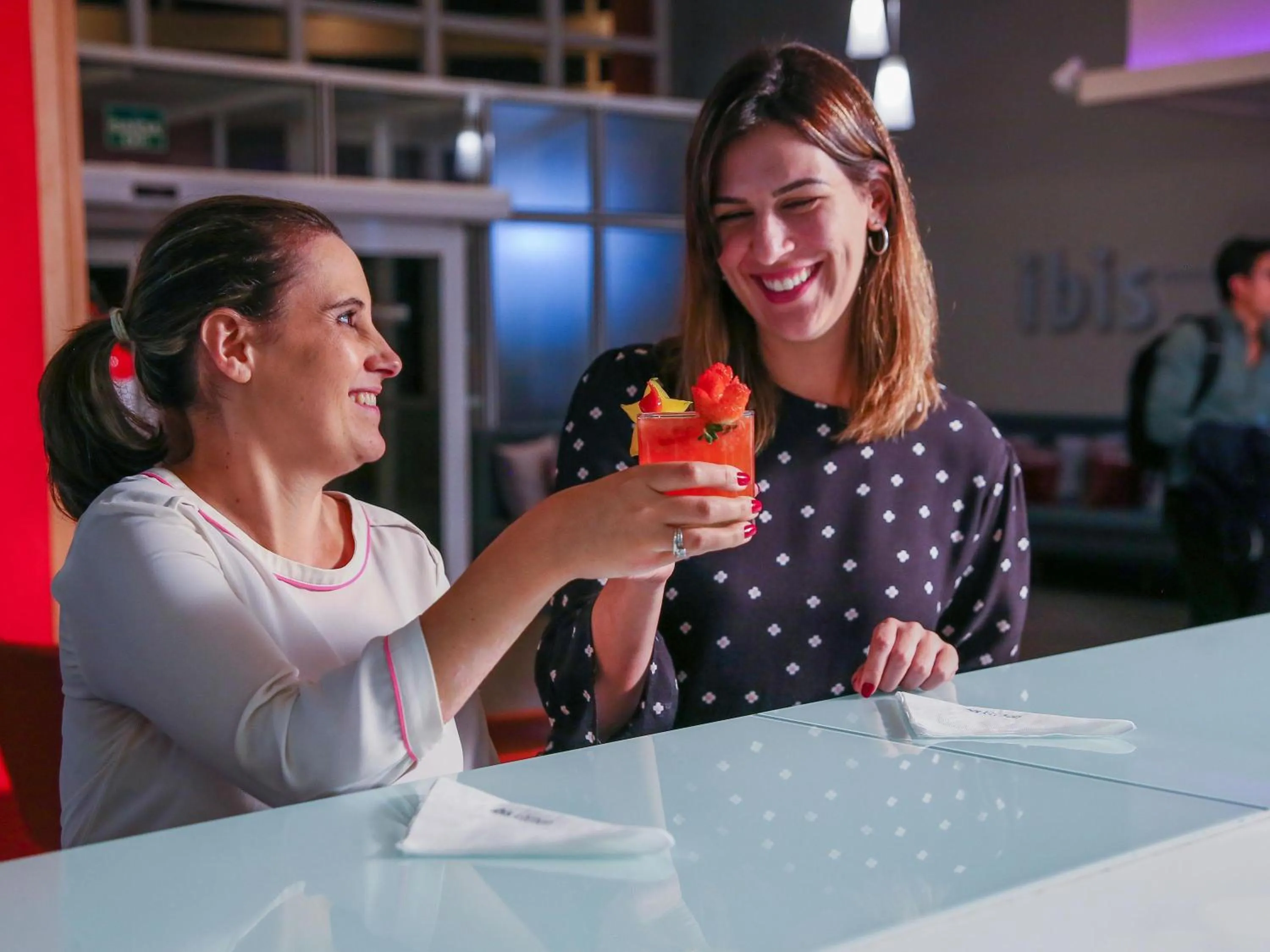 Lounge or bar in Ibis Maringa