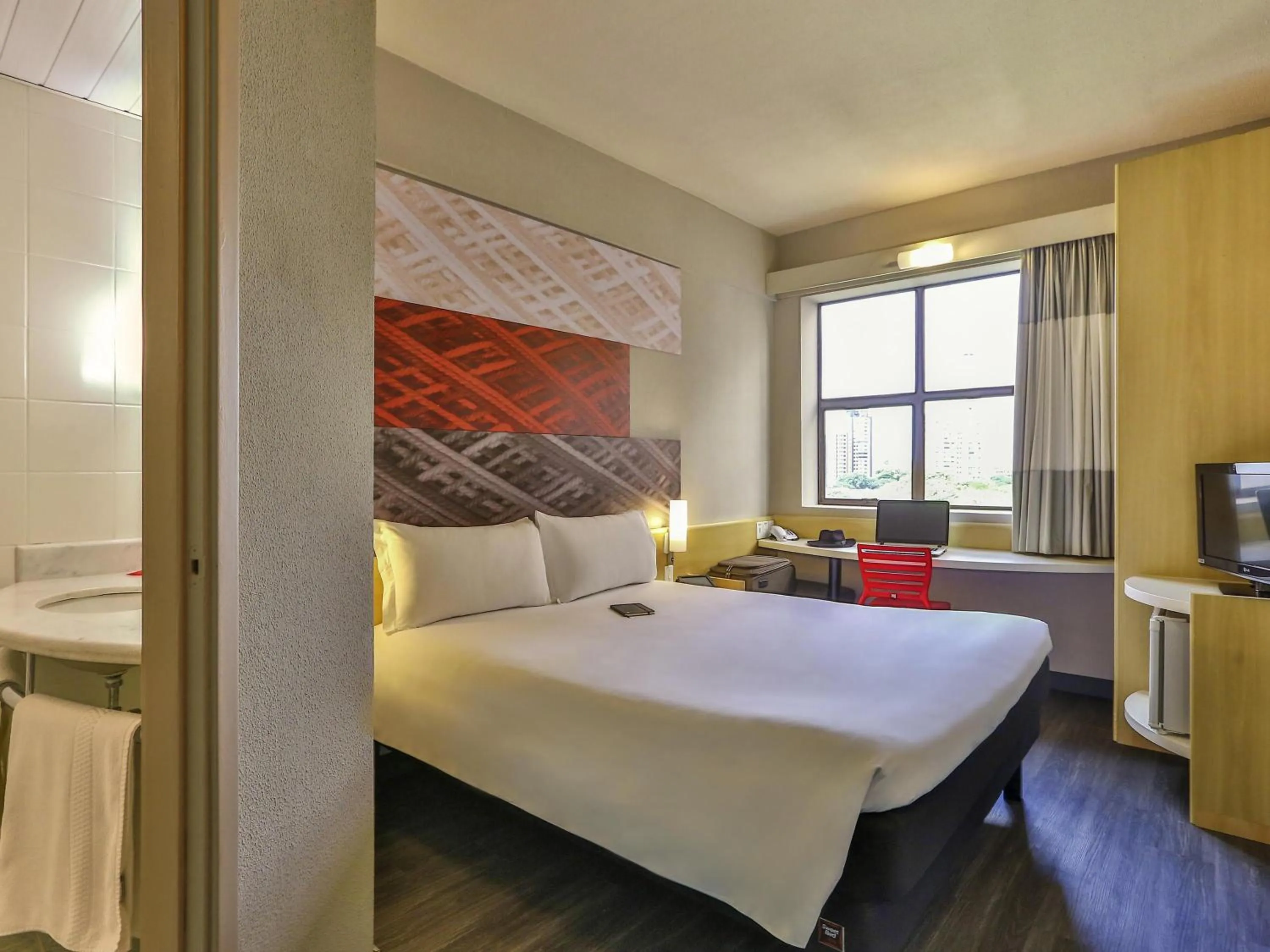 Bedroom, Bed in Ibis Maringa