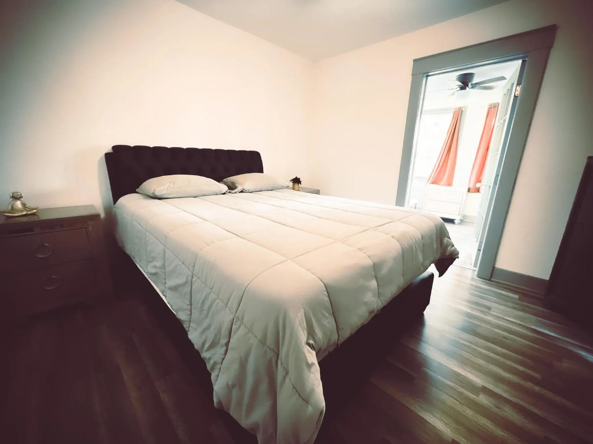 Bed in The Trotter Manor- With Private Yard & Free Parking, Minutes From Falls & Casino by Niagara Hospital