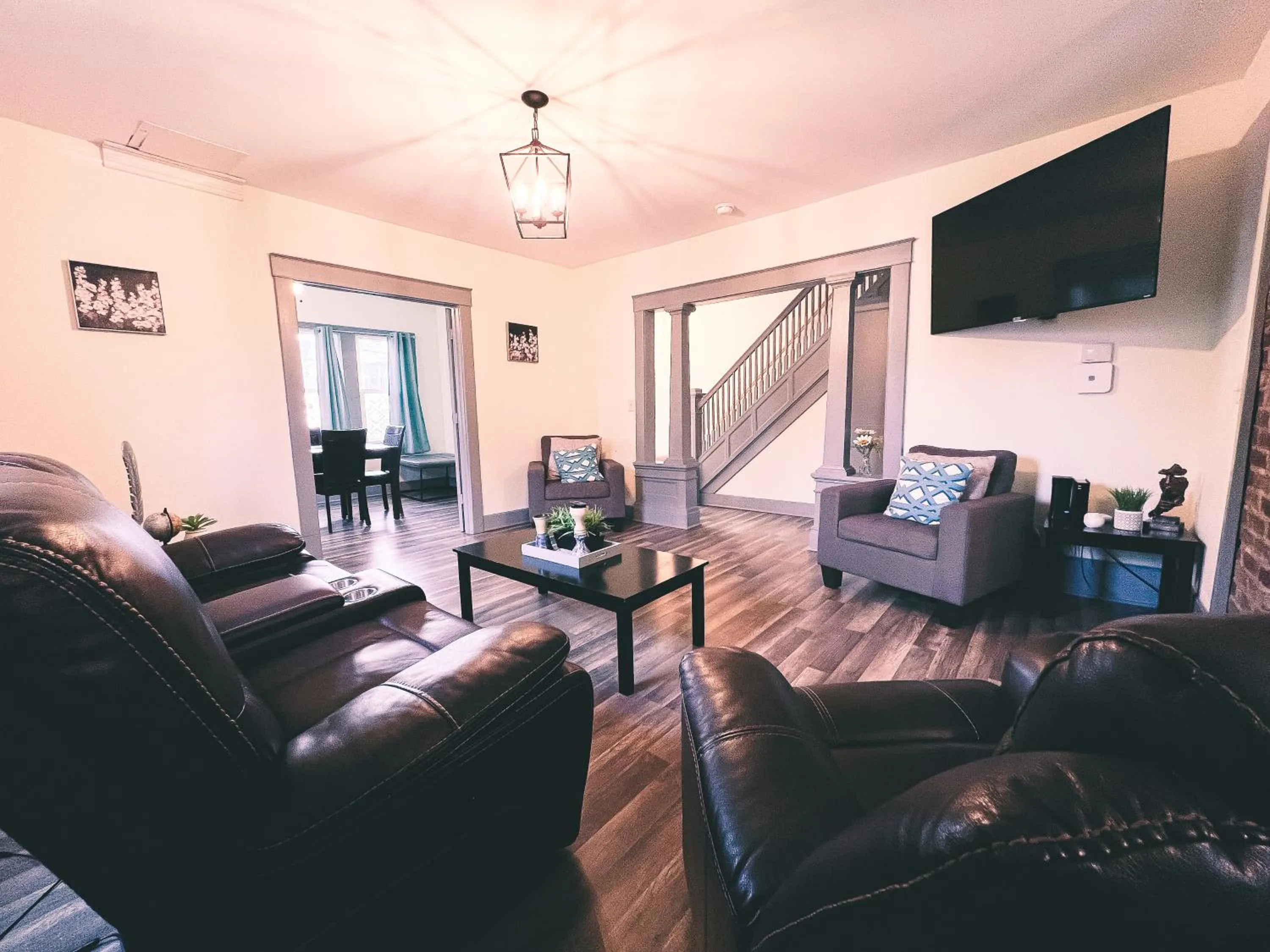 The Trotter Manor- With Private Yard & Free Parking, Minutes From Falls & Casino by Niagara Hospital