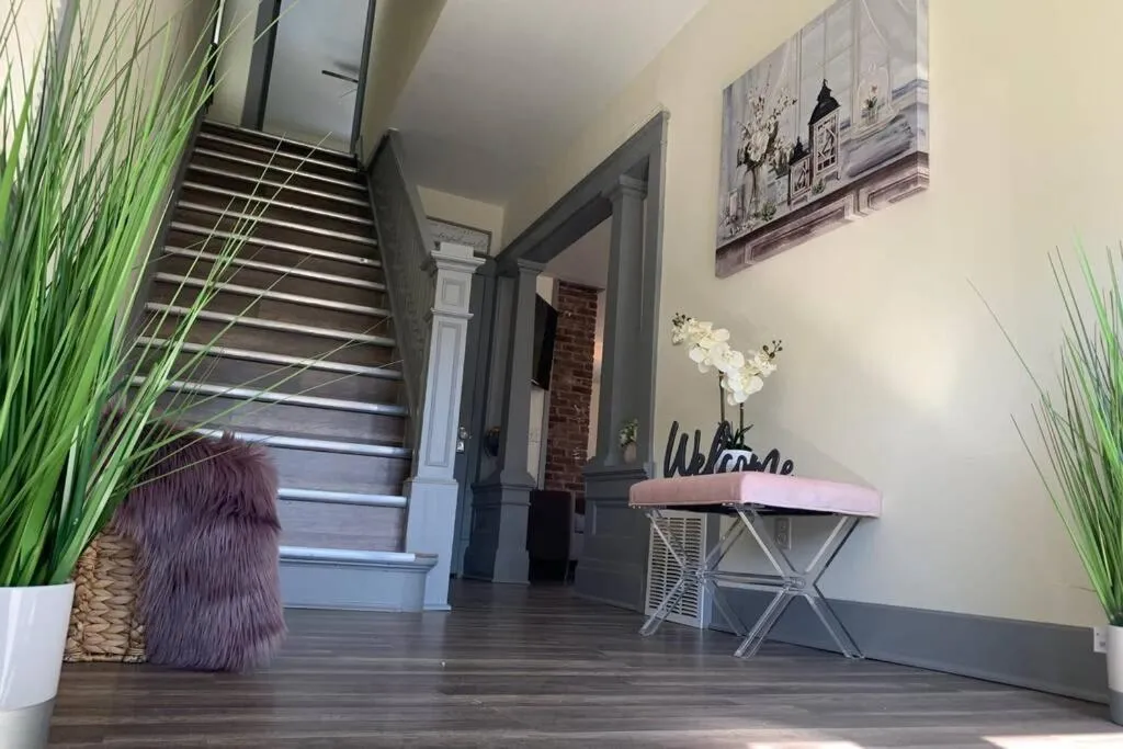 The Trotter Manor- With Private Yard & Free Parking, Minutes From Falls & Casino by Niagara Hospital