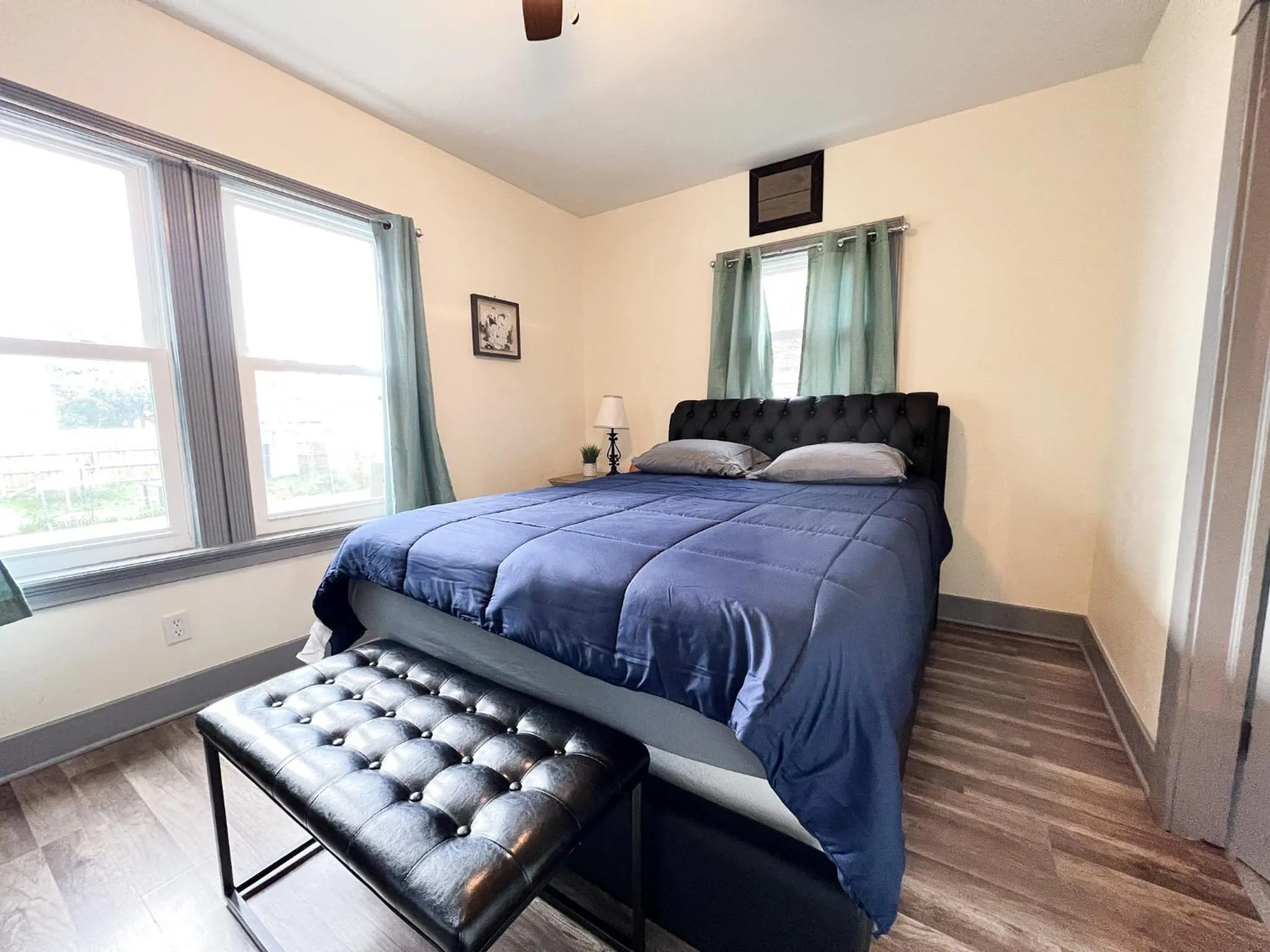 Bed in The Trotter Manor- With Private Yard & Free Parking, Minutes From Falls & Casino by Niagara Hospital