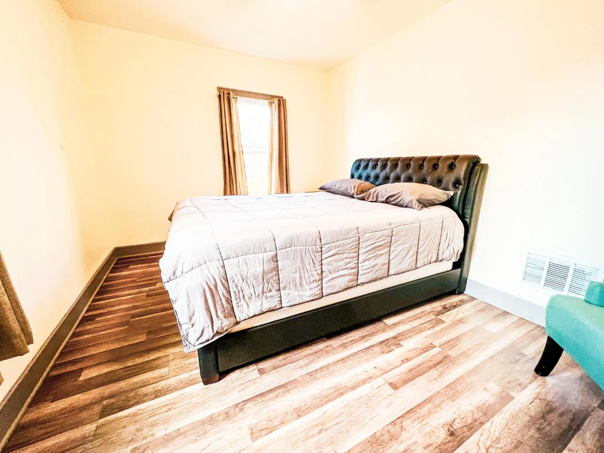 Bed in The Trotter Manor- With Private Yard & Free Parking, Minutes From Falls & Casino by Niagara Hospital