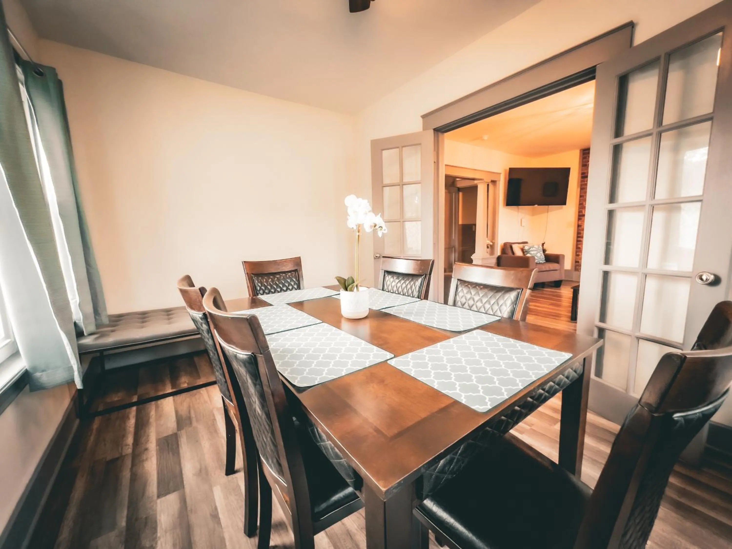 The Trotter Manor- With Private Yard & Free Parking, Minutes From Falls & Casino by Niagara Hospital