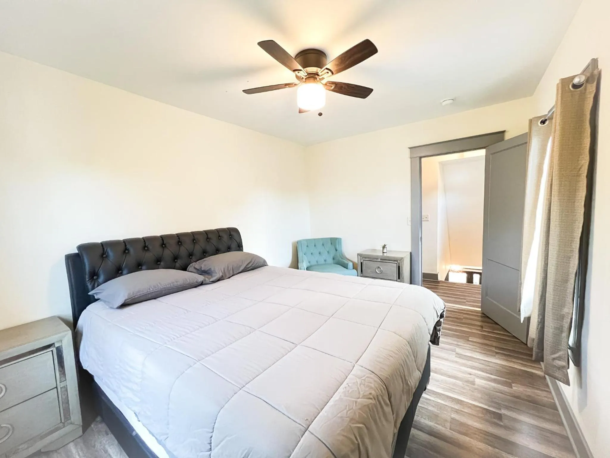 Bed in The Trotter Manor- With Private Yard & Free Parking, Minutes From Falls & Casino by Niagara Hospital