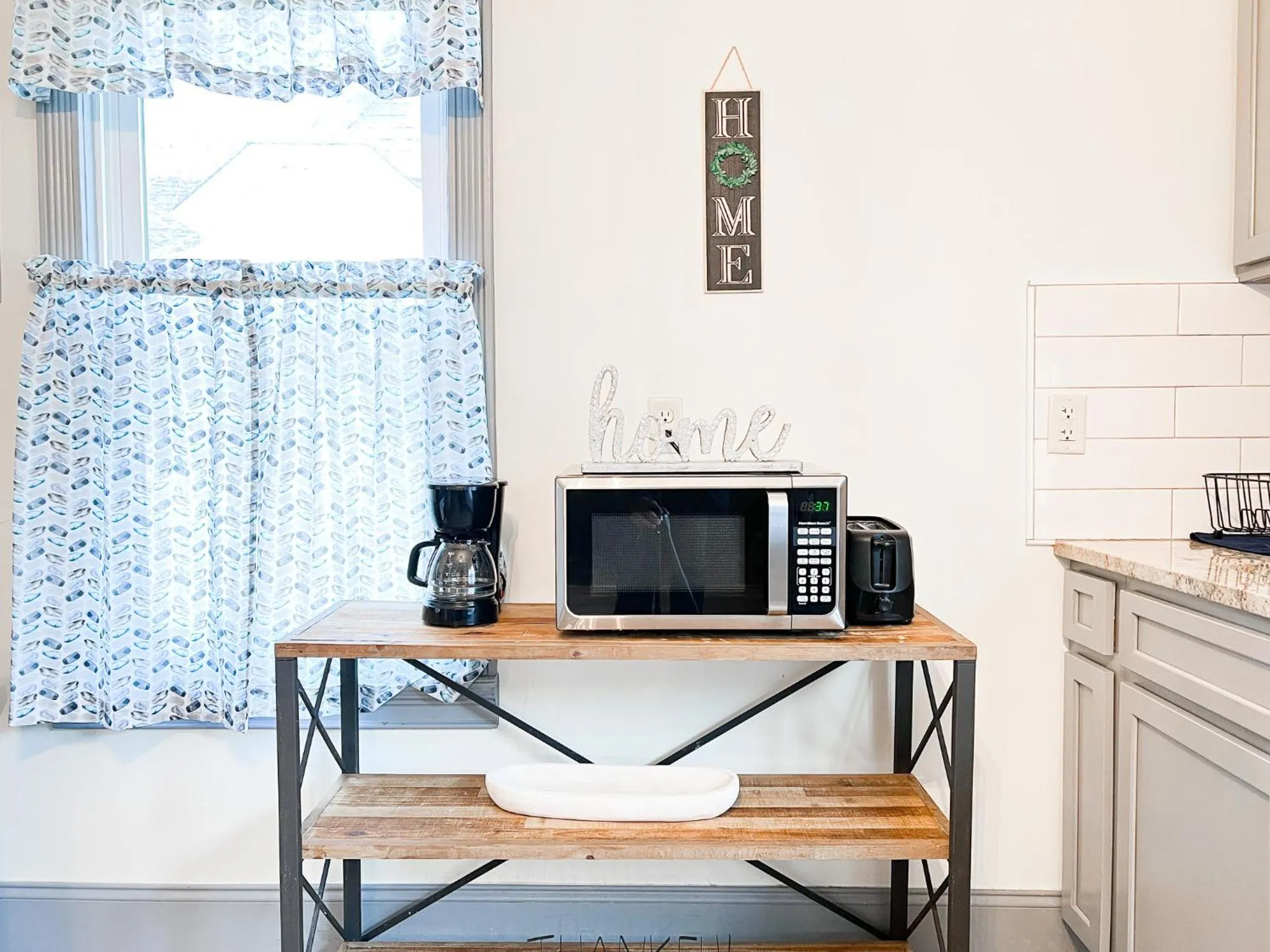 The Trotter Manor- With Private Yard & Free Parking, Minutes From Falls & Casino by Niagara Hospital