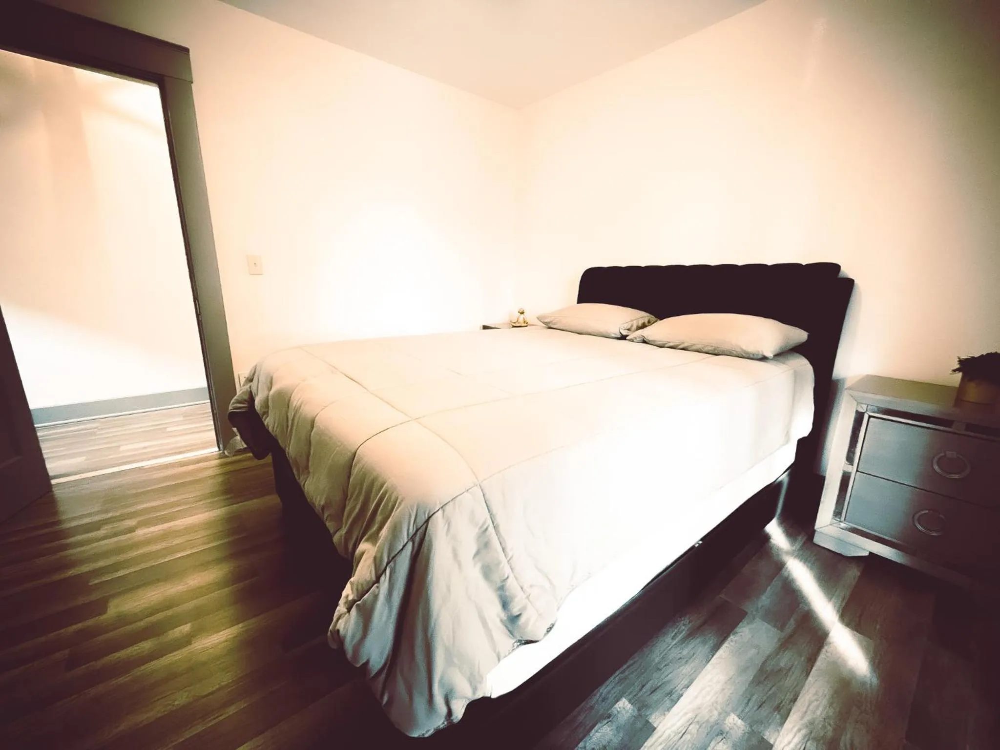 Bed in The Trotter Manor- With Private Yard & Free Parking, Minutes From Falls & Casino by Niagara Hospital