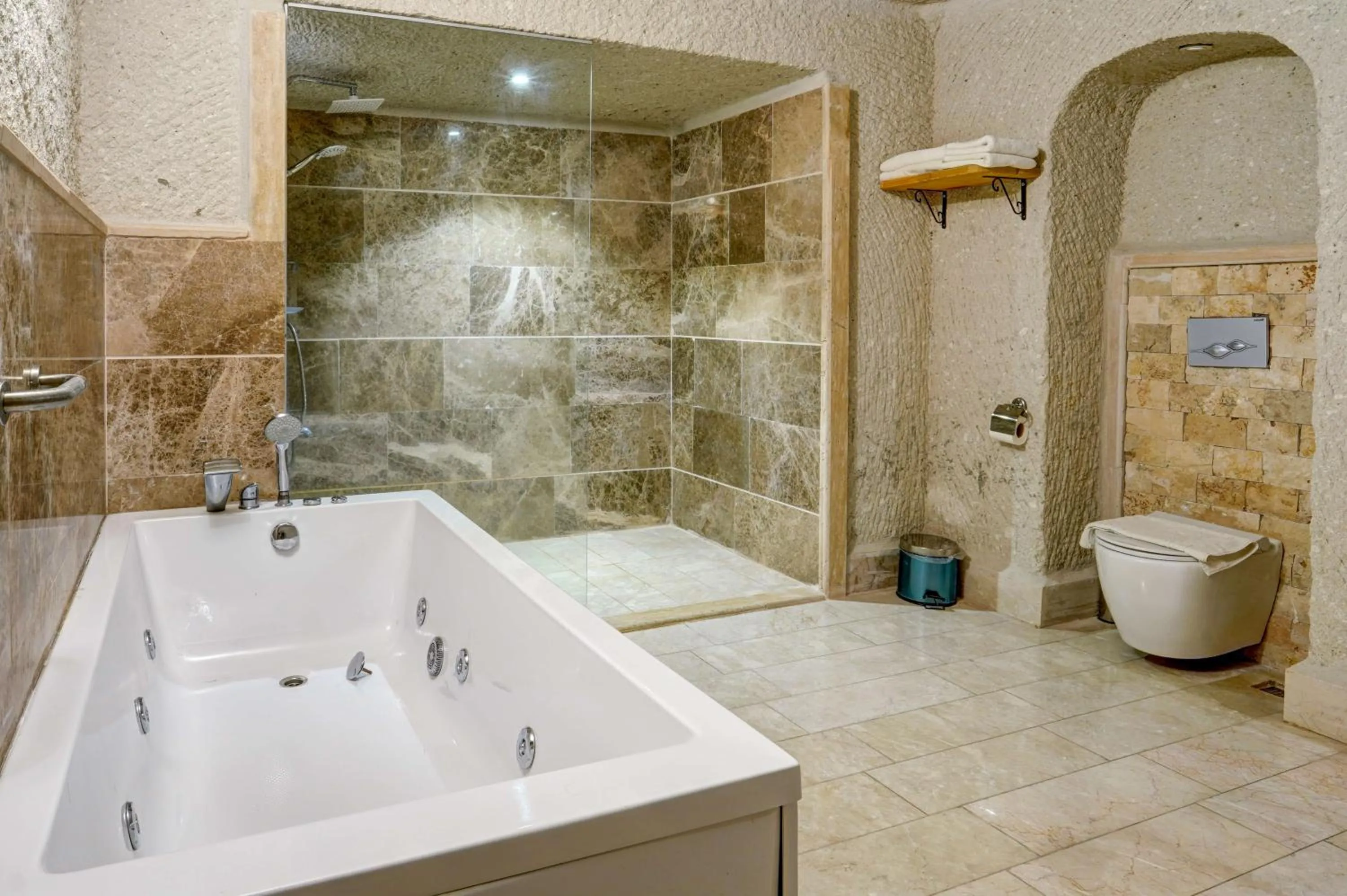 Shower in Avilla Cave Hotel