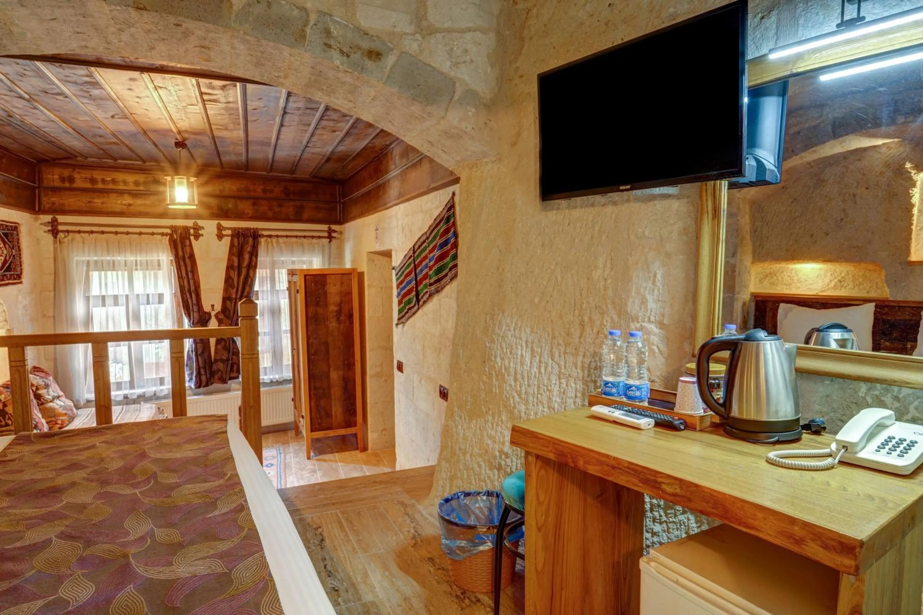 TV and multimedia in Avilla Cave Hotel