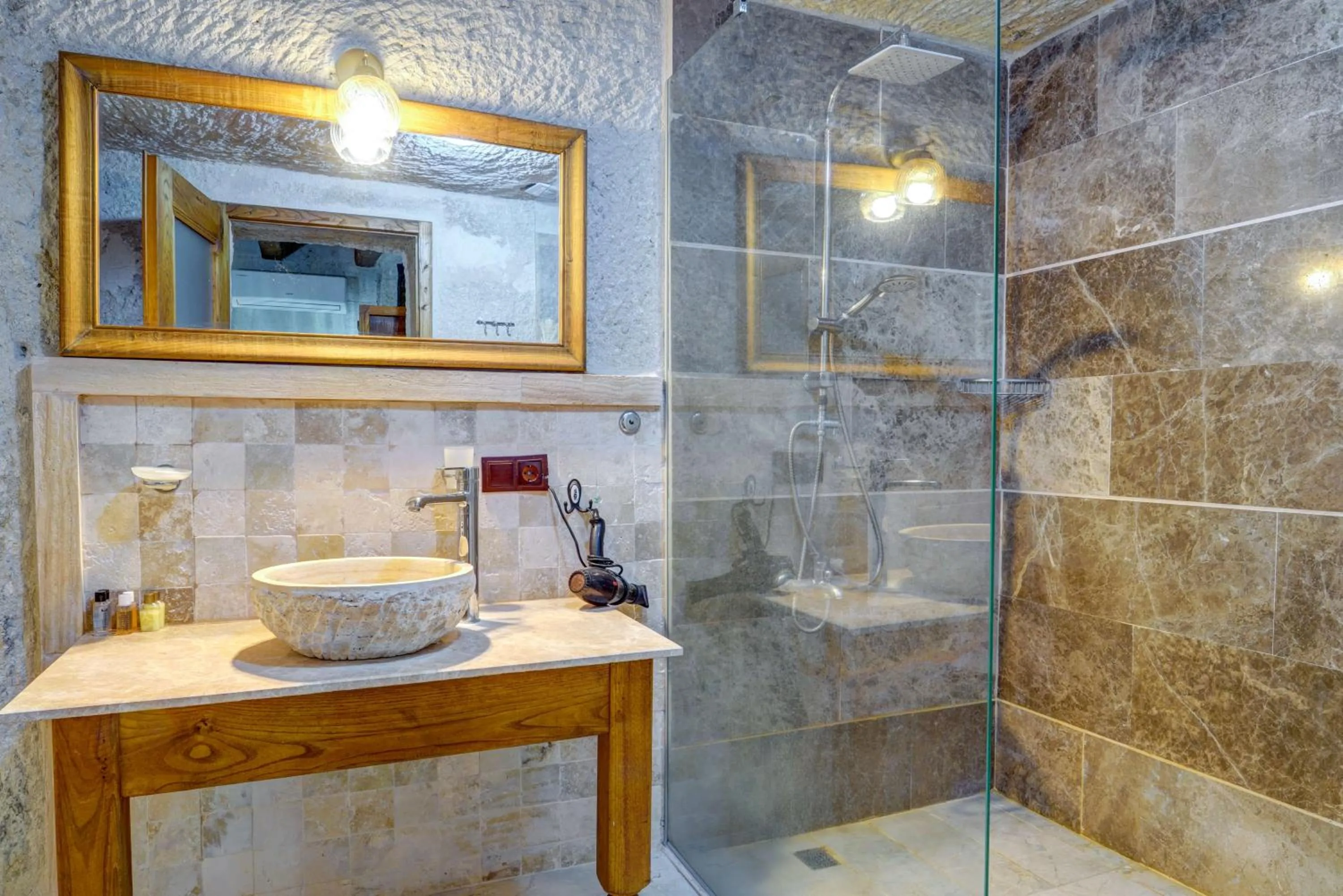 Shower in Avilla Cave Hotel